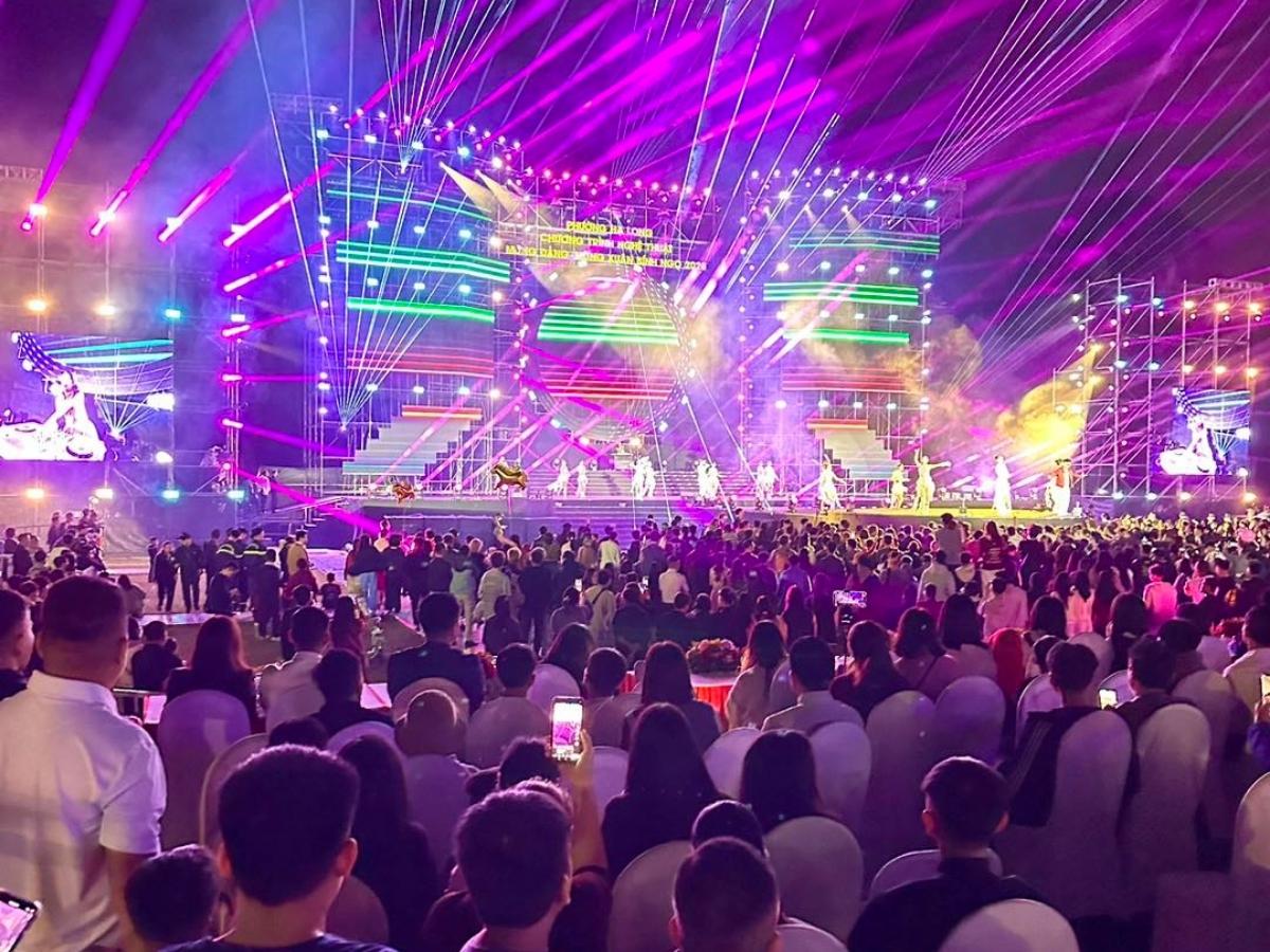 Buổi tối, quảng trường Sun Carnival trở nên sôi động với ánh sáng, các hoạt động ngoài trời và lượng du khách tập trung đông