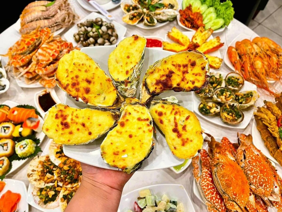 Du khách nên thưởng thức hải sản tươi sống tại các nhà hàng ven biển, các quán ăn địa phương hoặc khu phố ẩm thực tại Bãi Cháy