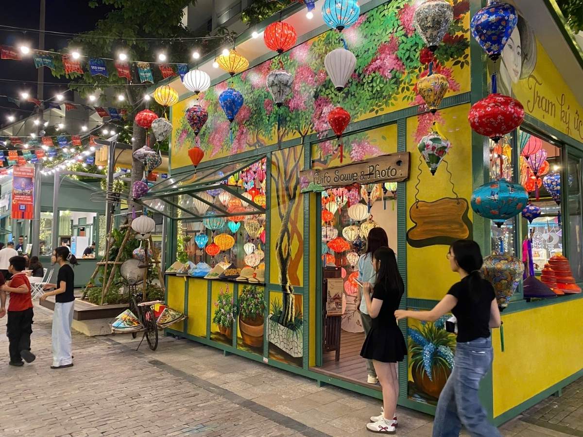 Du khách hoàn toàn có thể dành nhiều thời gian hơn tại VUI-Fest Ha Long từ chiều tối đến khuya 
