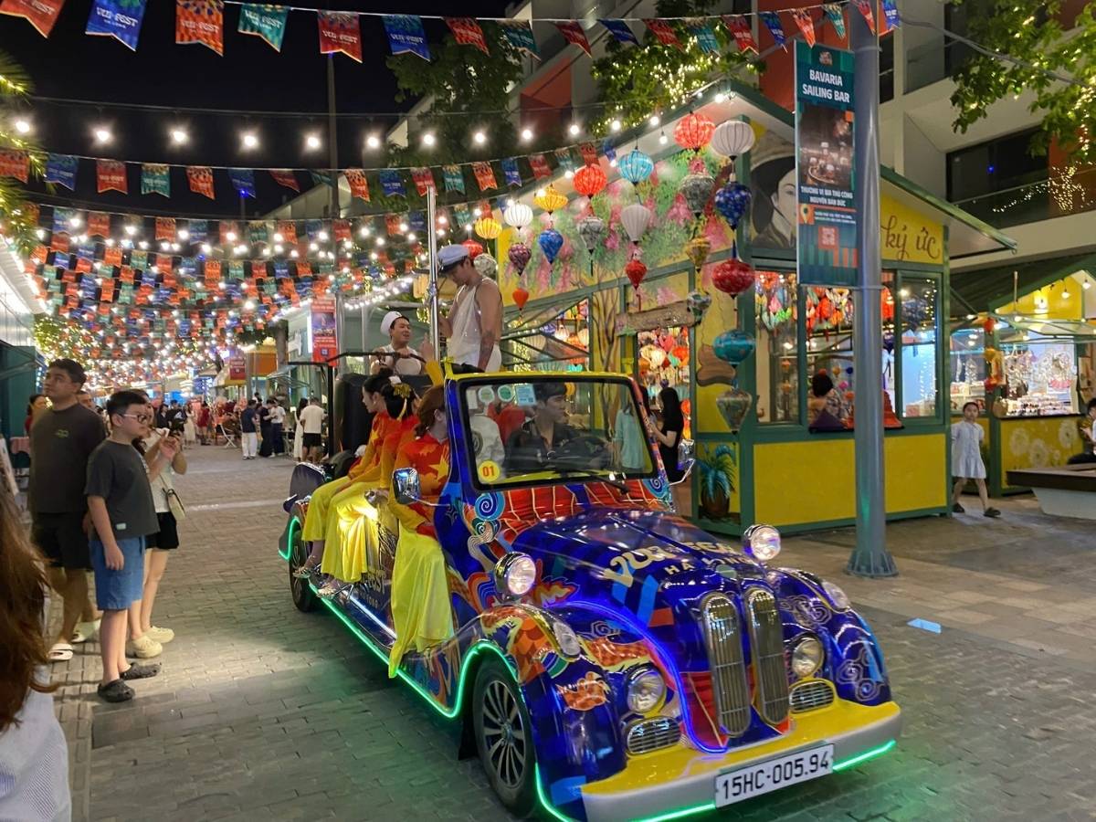 Không gian tại VUI-Fest Ha Long được trang trí nhiều ánh đèn và âm thanh giúp trải nghiệm trở nên sinh động và dễ hòa mình