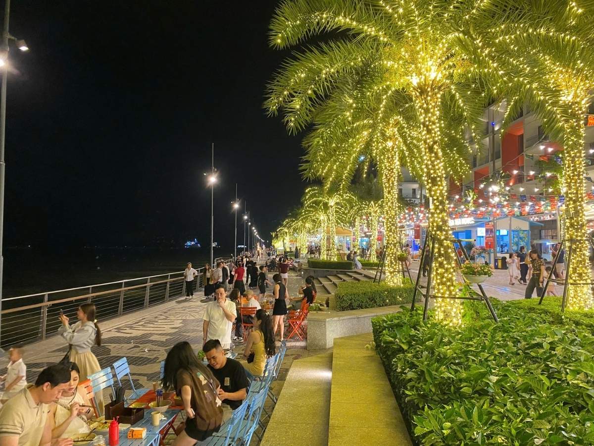 Lịch trình đi chơi đêm tại Bãi Cháy phù hợp với nhiều nhóm du khách như cặp đôi, nhóm bạn hay gia đình