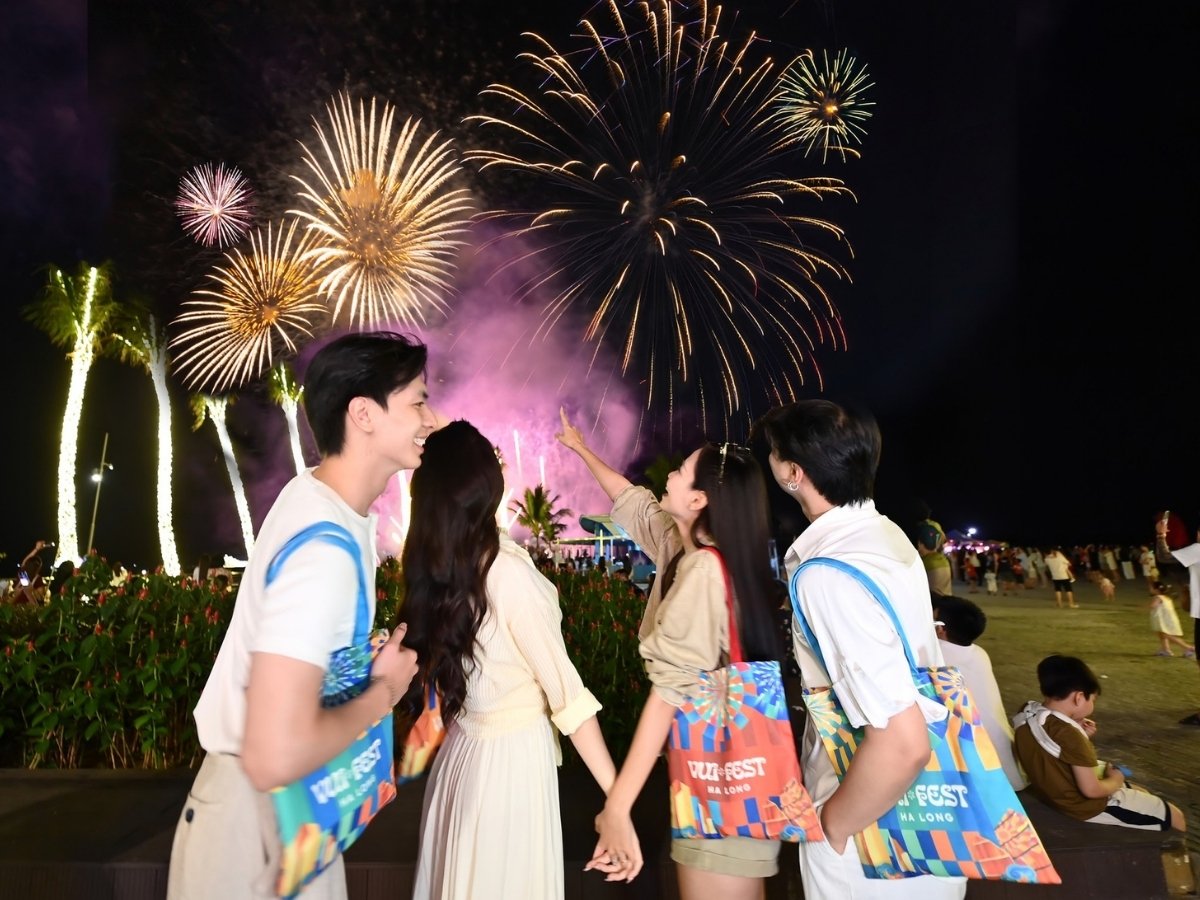 Không gian về đêm tại VUI-Fest Ha Long luôn sôi động với âm nhạc, ánh sáng và dòng người qua lại, tạo cảm giác vui vẻ và dễ hòa mình
