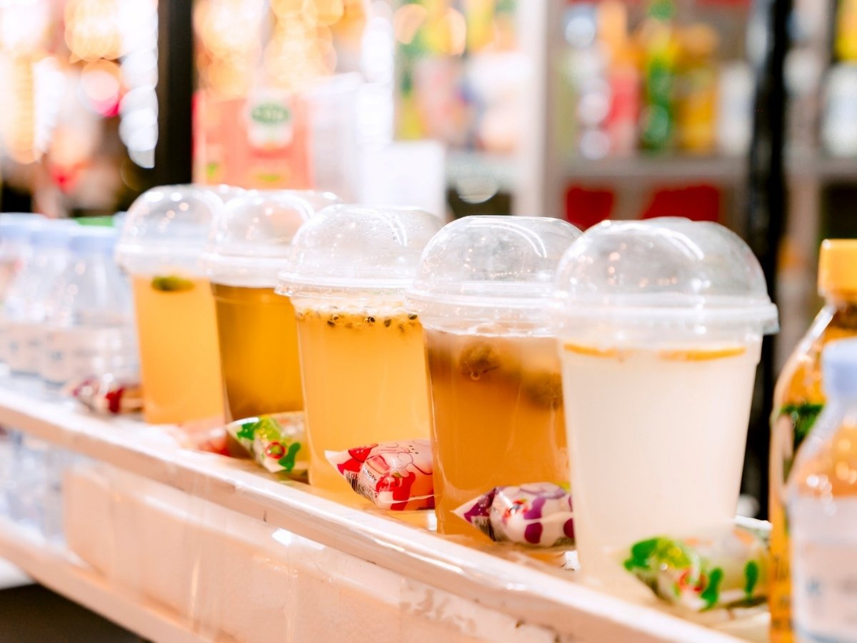 Du khách có thể dễ dàng tìm thấy các quầy nước ép trái cây tươi, trà sữa, nước mát hoặc nước đóng chai dọc khu phố đi bộ tại VUI-Fest Ha Long