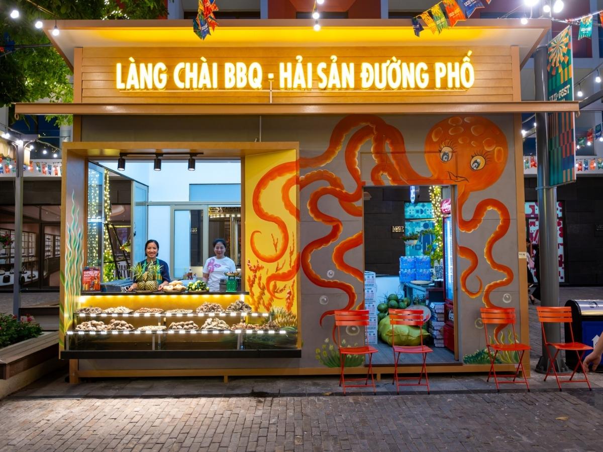 VUI-Fest Ha Long tập trung nhiều gian hàng ăn uống, quầy đồ uống và khu dạo chơi, giúp du khách có thể vừa ăn, vừa tham quan và trải nghiệm