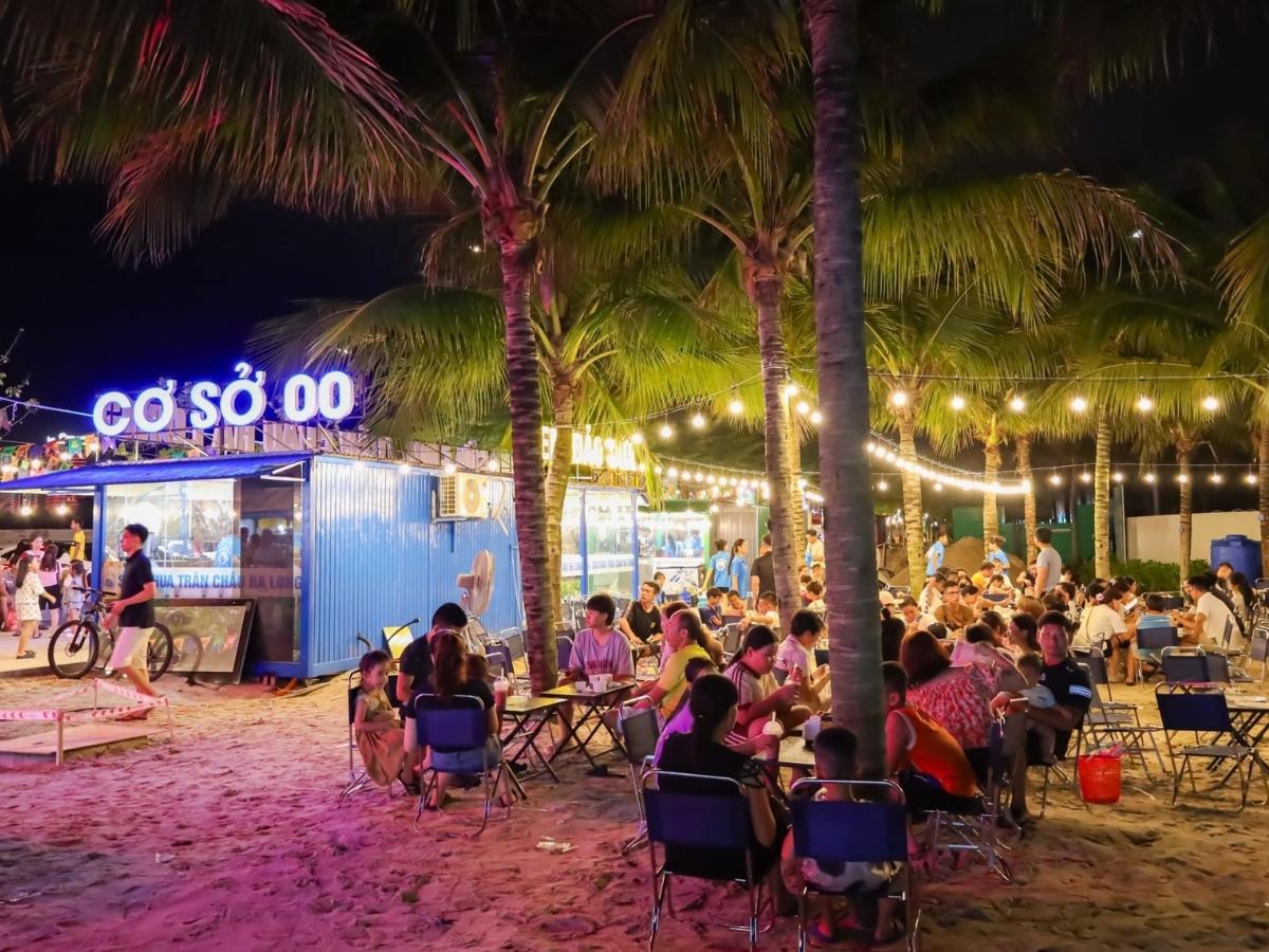 Du khách nên đến VUI-Fest Ha Long từ khoảng 18 giờ 00 đến 19 giờ 00 nếu muốn ăn uống thoải mái và dễ chọn chỗ