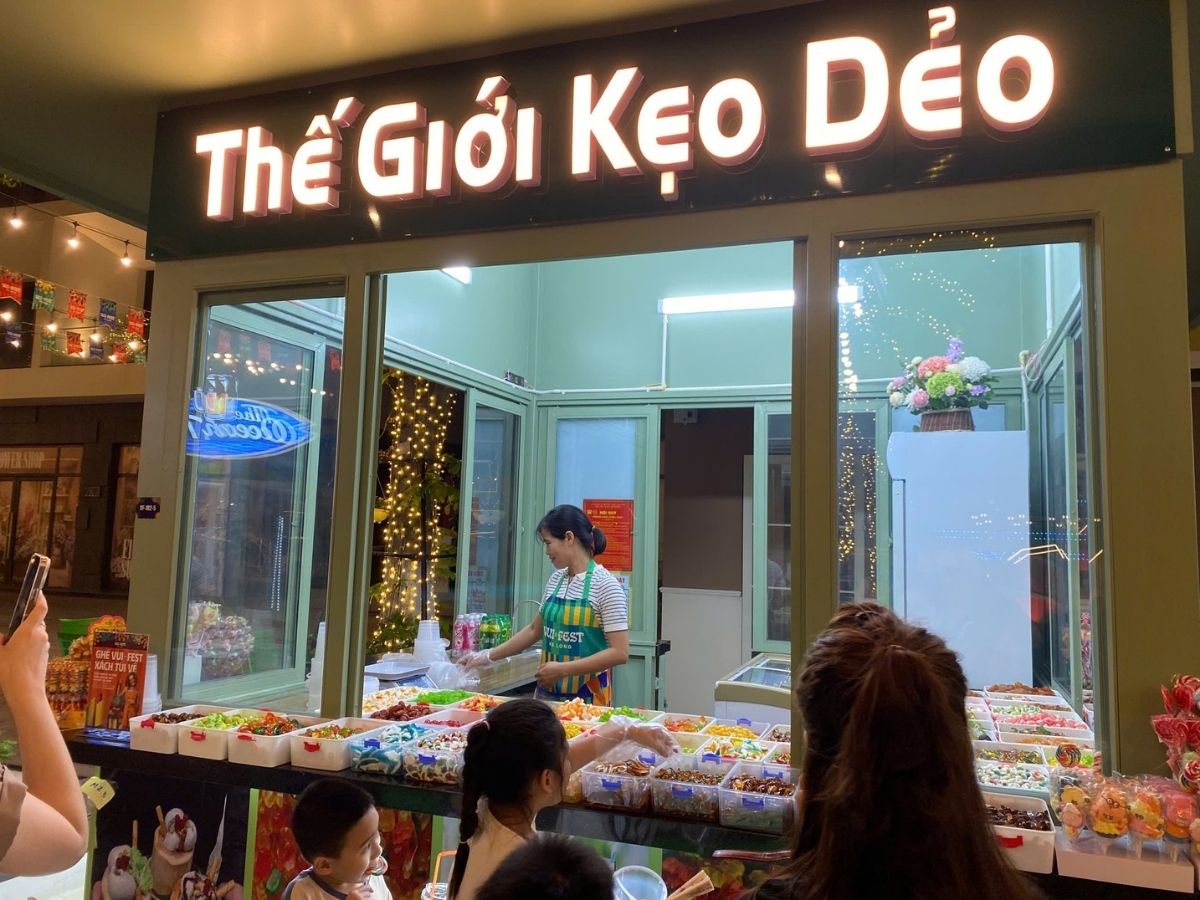 Không gian tại VUI-Fest Ha Long được thiết kế mở, thuận tiện cho việc vừa đi dạo vừa ăn uống và chụp ảnh