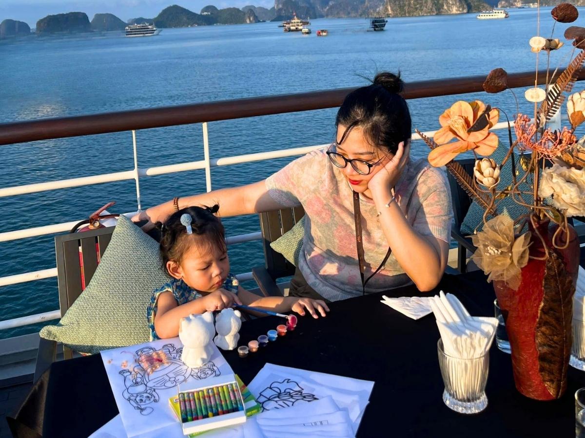 Chọn Lan Ha Bay Cruise ngủ đêm, du khách sẽ có được trải nghiệm hoàn toàn khác biệt với các gói 2 ngày 1 đêm hoặc 3 ngày 2 đêm.