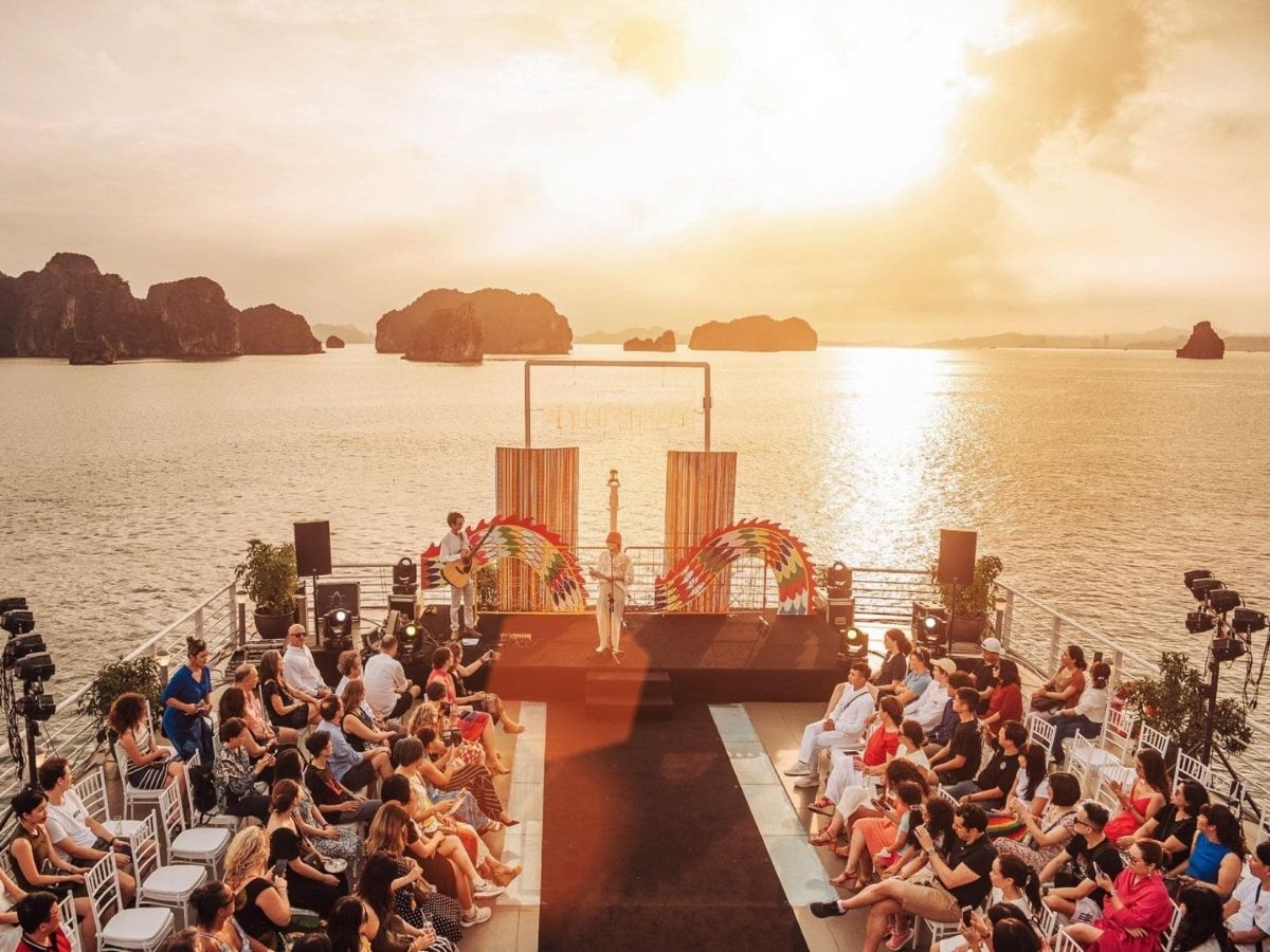 Chuyến tour du thuyền ăn tối Vịnh Hạ Long thường khởi hành vào khoảng 18:15 đến 18:45.