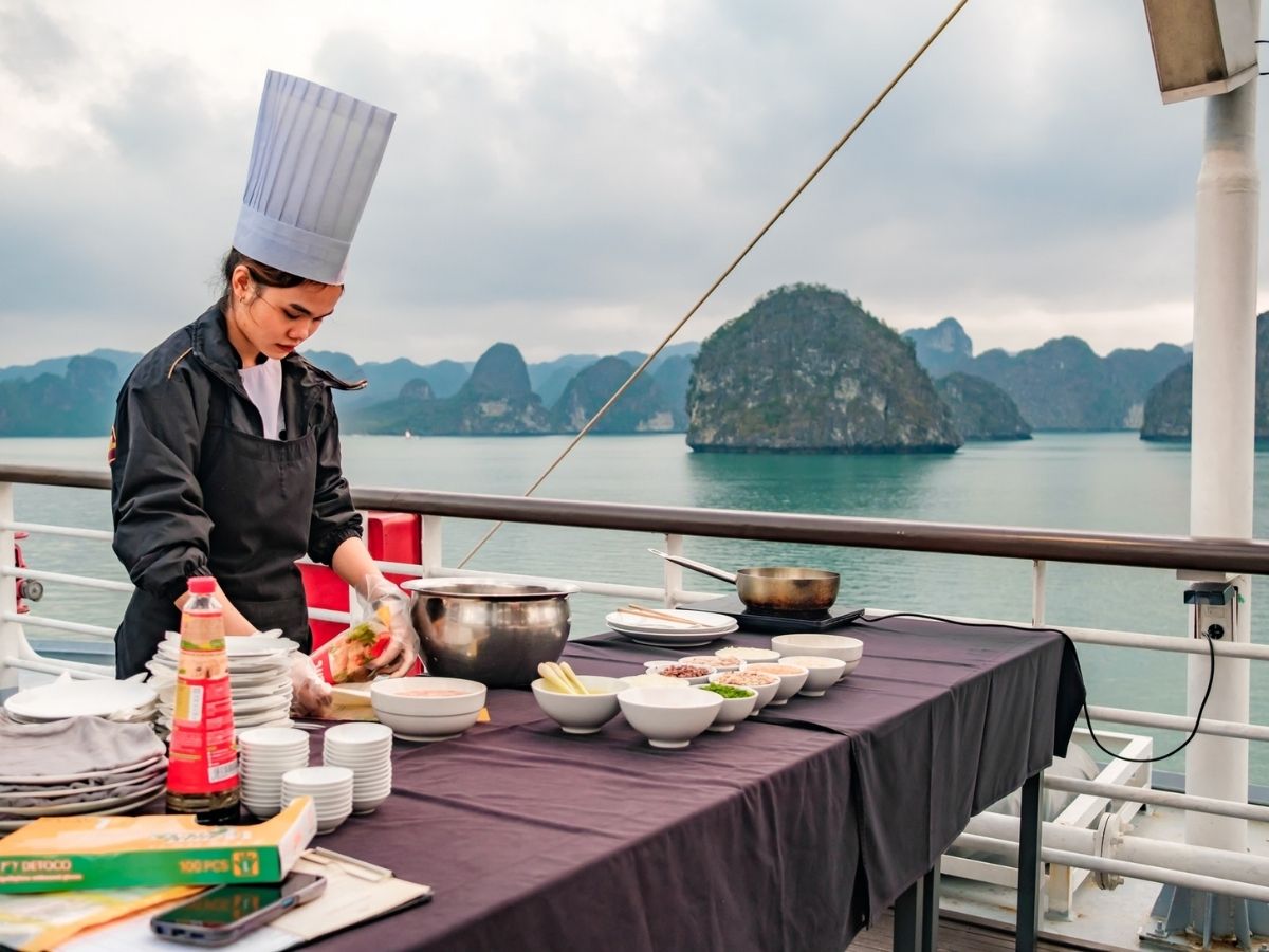 Thực đơn phục vụ trên tour du thuyền ăn tối Vịnh Hạ Long đem lại trải nghiệm ẩm thực độc đáo.