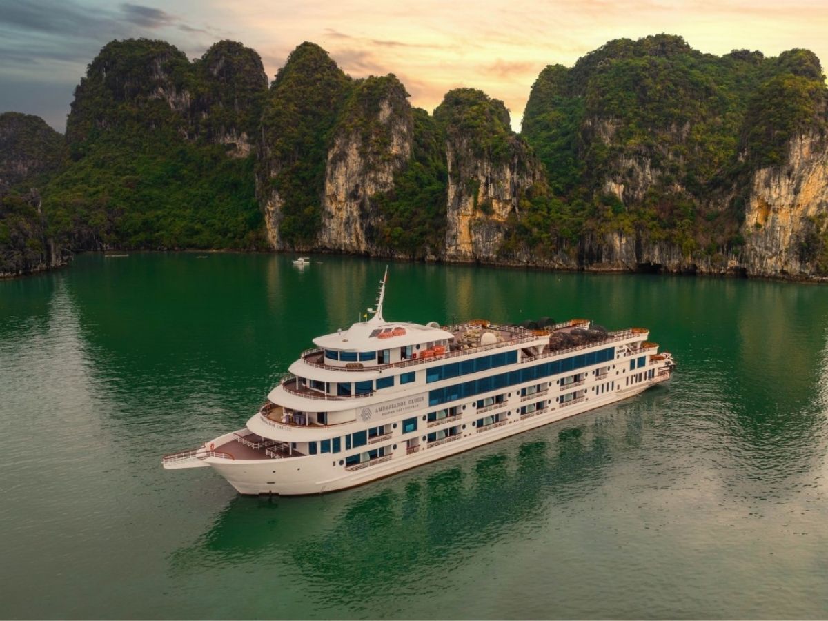 Du thuyền Ambassador được biết đến là lựa chọn hàng đầu cho tour du thuyền ăn tối Vịnh Hạ Long.