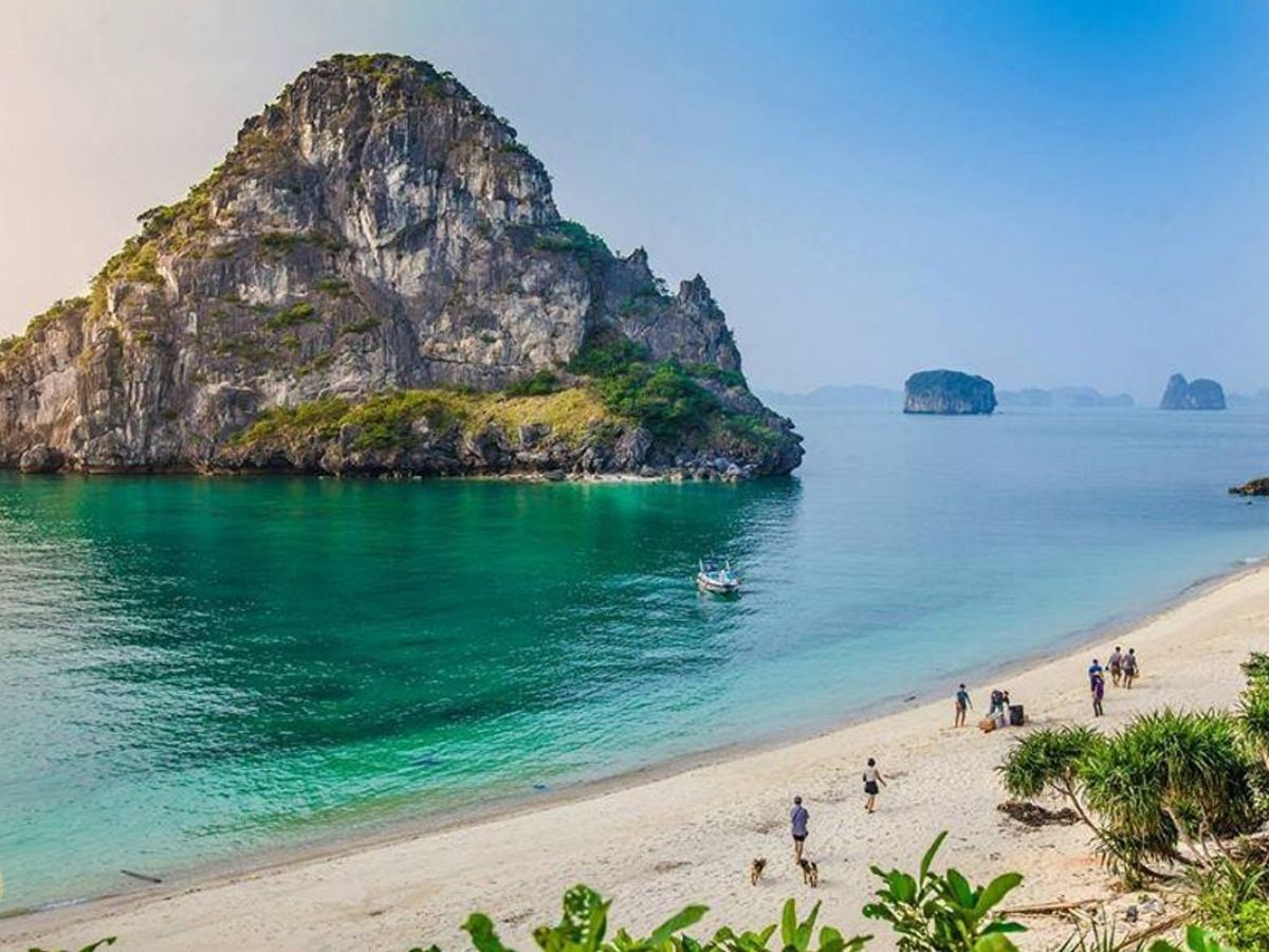 Điểm đặc sắc nhất ở Đảo Mắt Rồng Hạ Long chính là hồ nước ngọt tự nhiên trong xanh, được bao bọc hoàn toàn bởi đảo.