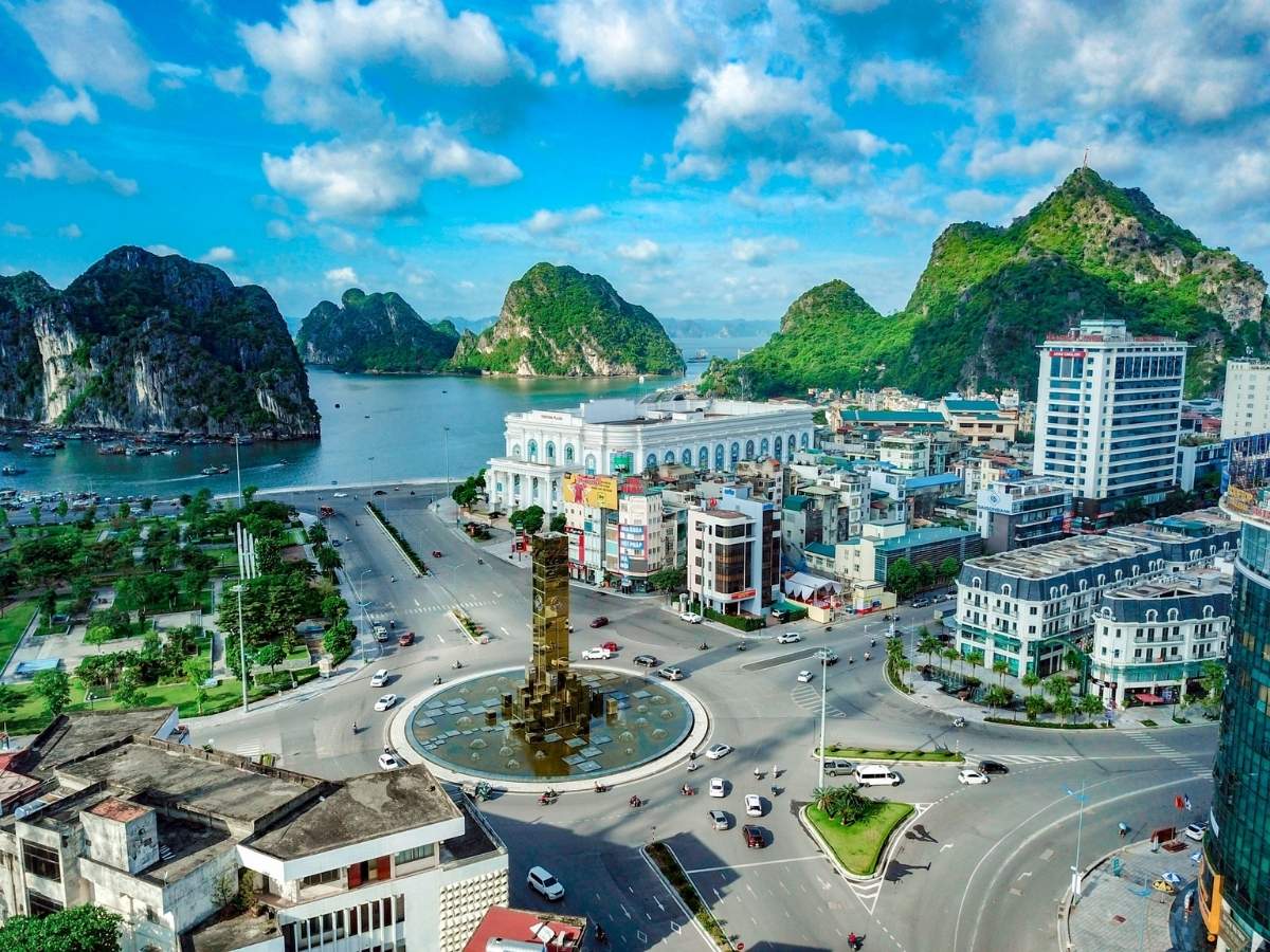 Cột đồng hồ Quảng Ninh tọa lạc tại vị trí trung tâm nhất Hạ Long.