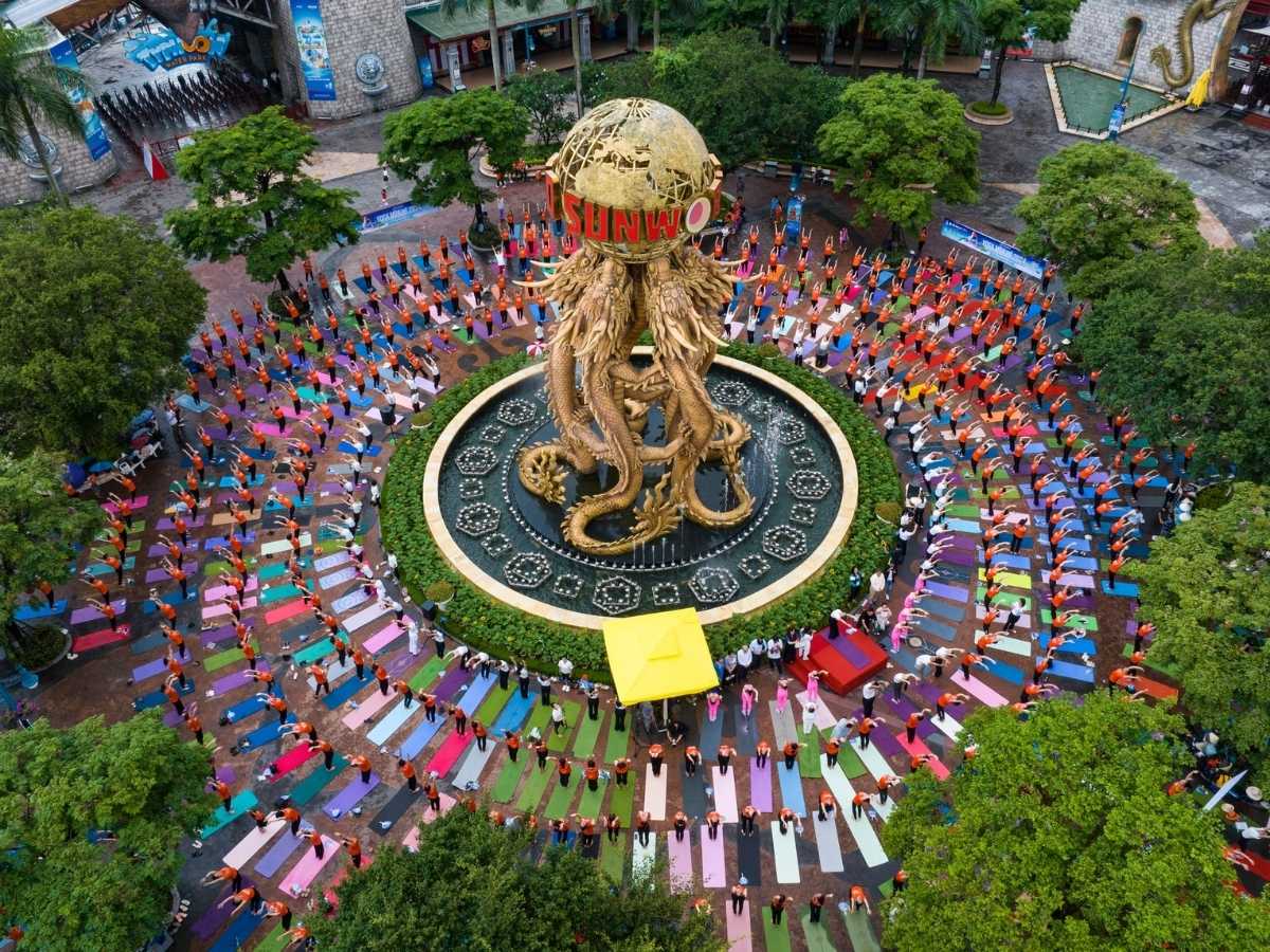 Cột đồng hồ Quảng Ninh là điểm khởi đầu hoàn hảo cho chuyến khám phá Sun World Ha Long.