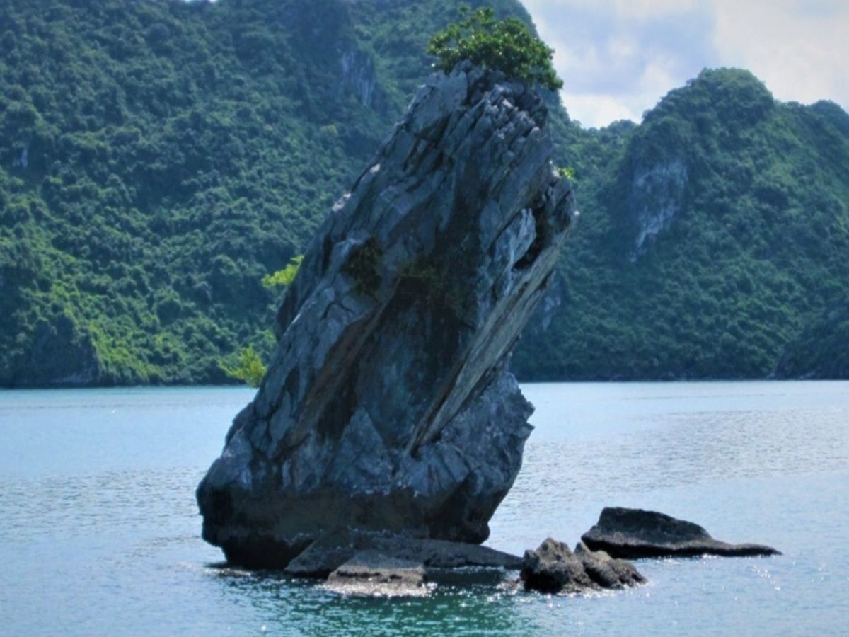 Hòn Con Cóc ở vịnh Hạ Long như gợi lên hình ảnh chú cóc trong truyền thuyết.
