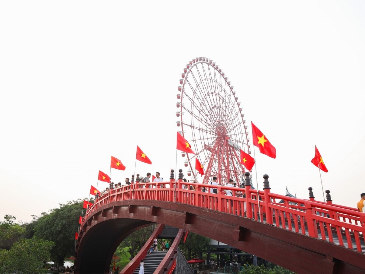 Sau khi khám phá vịnh, du khách có thể kết hợp vui chơi tại Sun World Ha Long.
