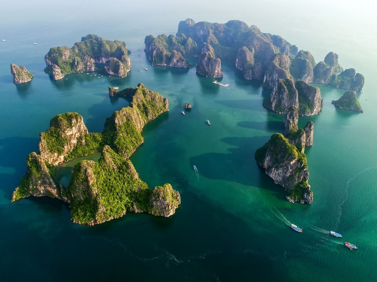 Hòn Con Cóc nằm ở phía Đông Nam vịnh Hạ Long.
