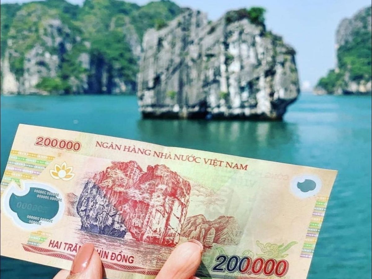 Hòn Đỉnh Hương xuất hiện trên mặt sau tờ 200.000 đồng thể hiện vai trò quan trọng của khối đá này trong tâm thức dân tộc Việt.