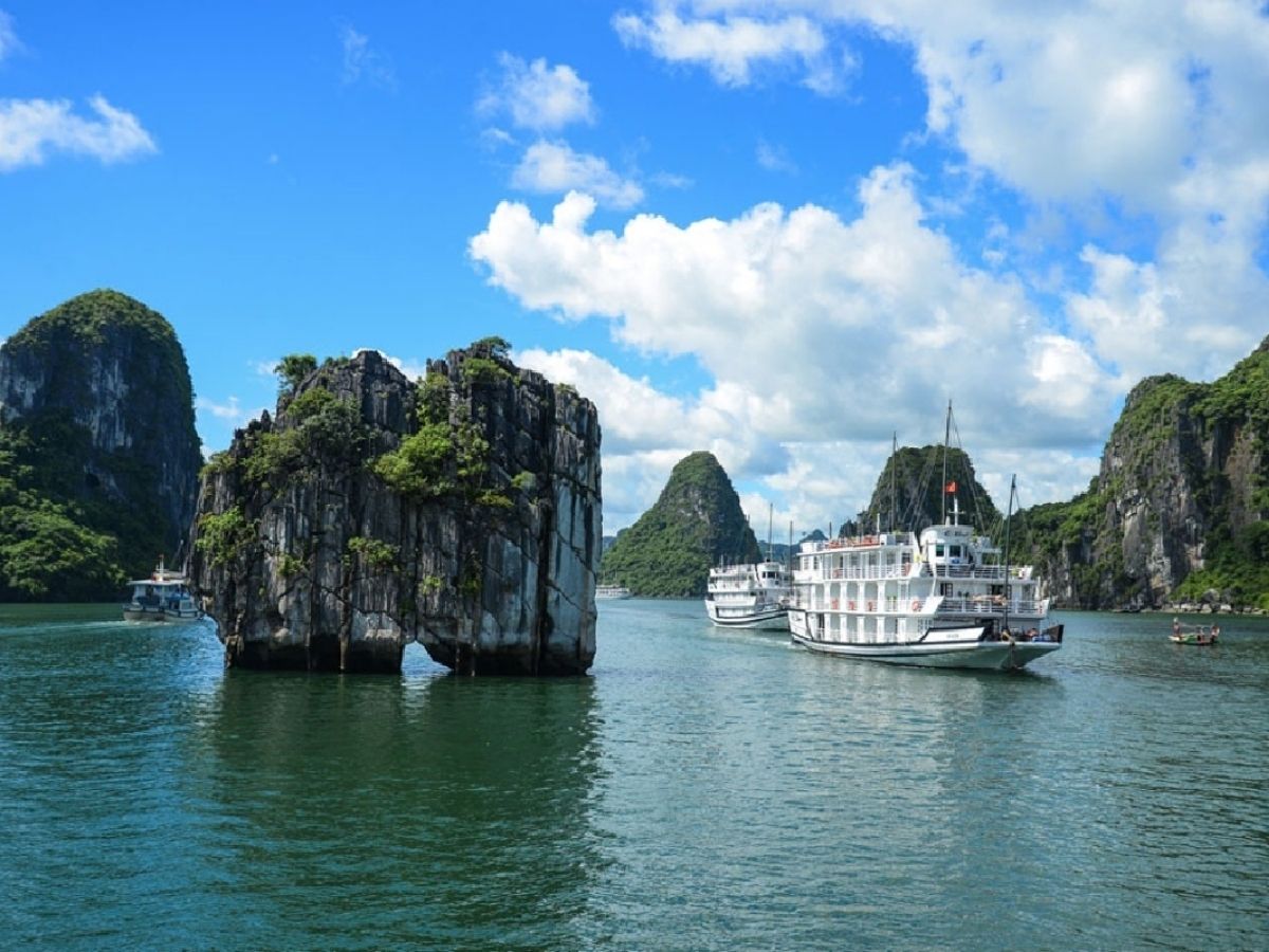 Hòn Đỉnh Hương như một tác phẩm điêu khắc được tạo nên bởi bàn tay của tự nhiên.