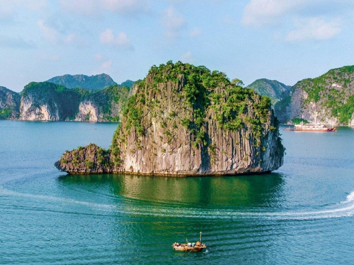 Điểm tạo nên sự nổi bật của Hòn Đỉnh Hương chính là vị trí thuận lợi trên các tuyến tham quan nổi tiếng.