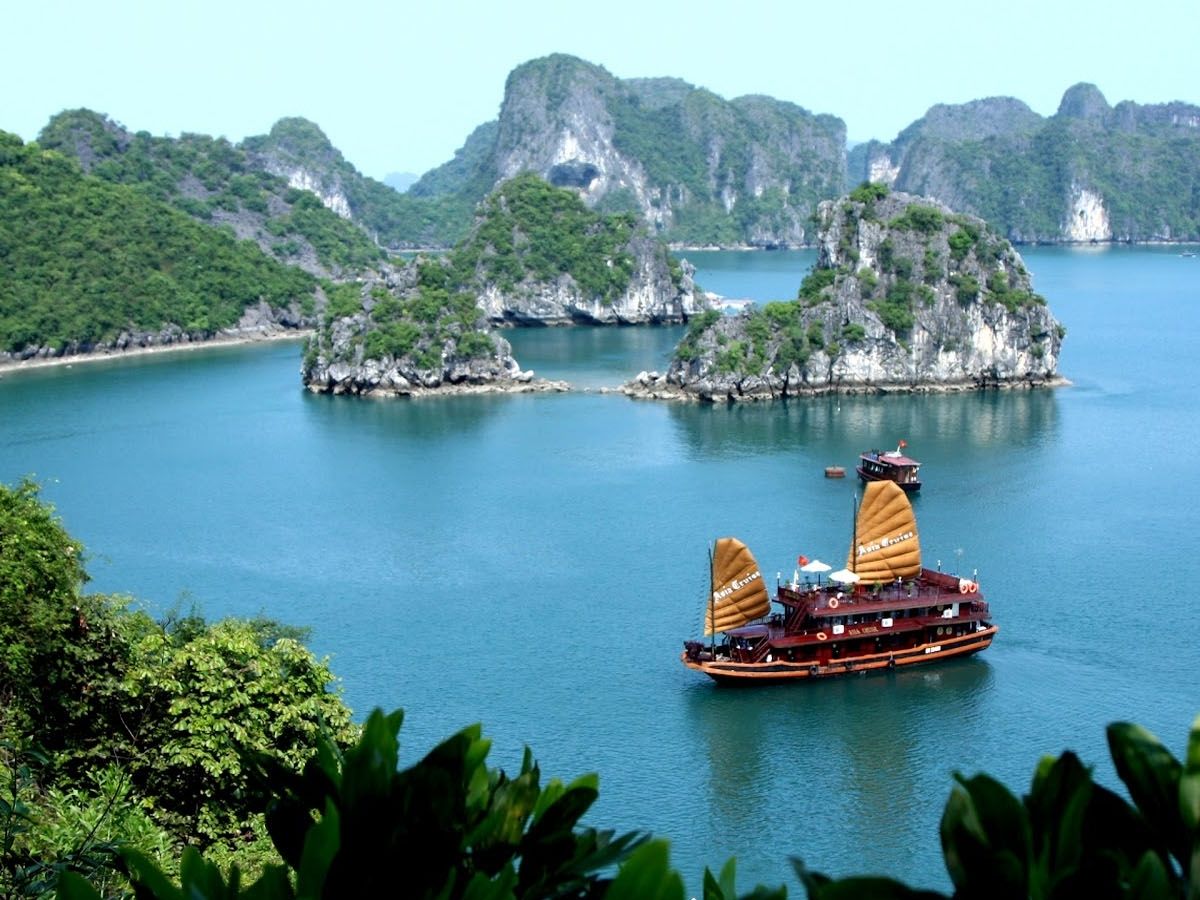 Hòn Chó Đá Quảng Ninh nằm ở phía Tây vịnh Hạ Long.