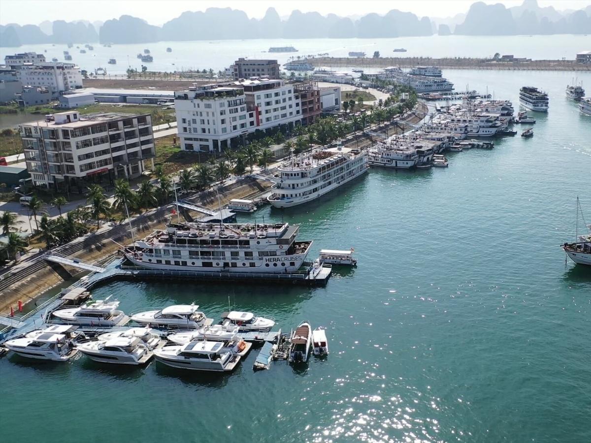 Du khách sẽ bắt đầu bằng việc di chuyển đến một trong hai cảng chính là Tuần Châu hoặc Hạ Long. 