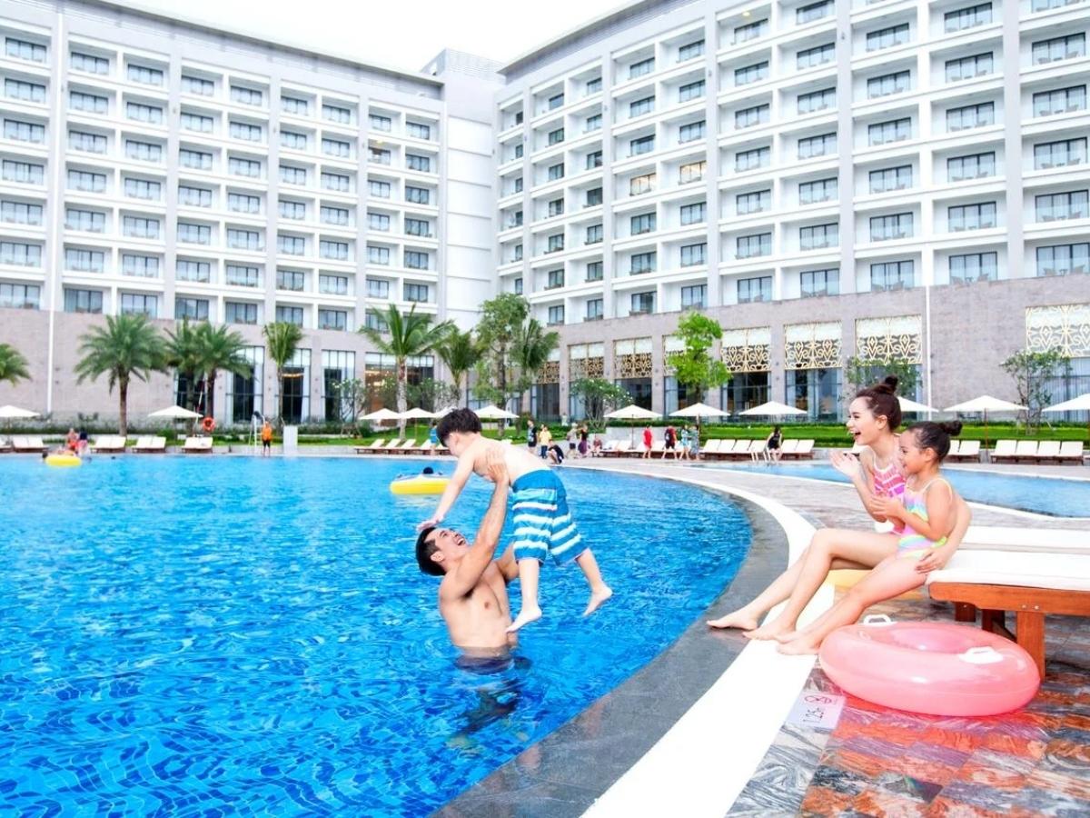 Bể bơi vô cực là điểm nhấn đặc biệt tại FLC Grand Hotel Hạ Long. 