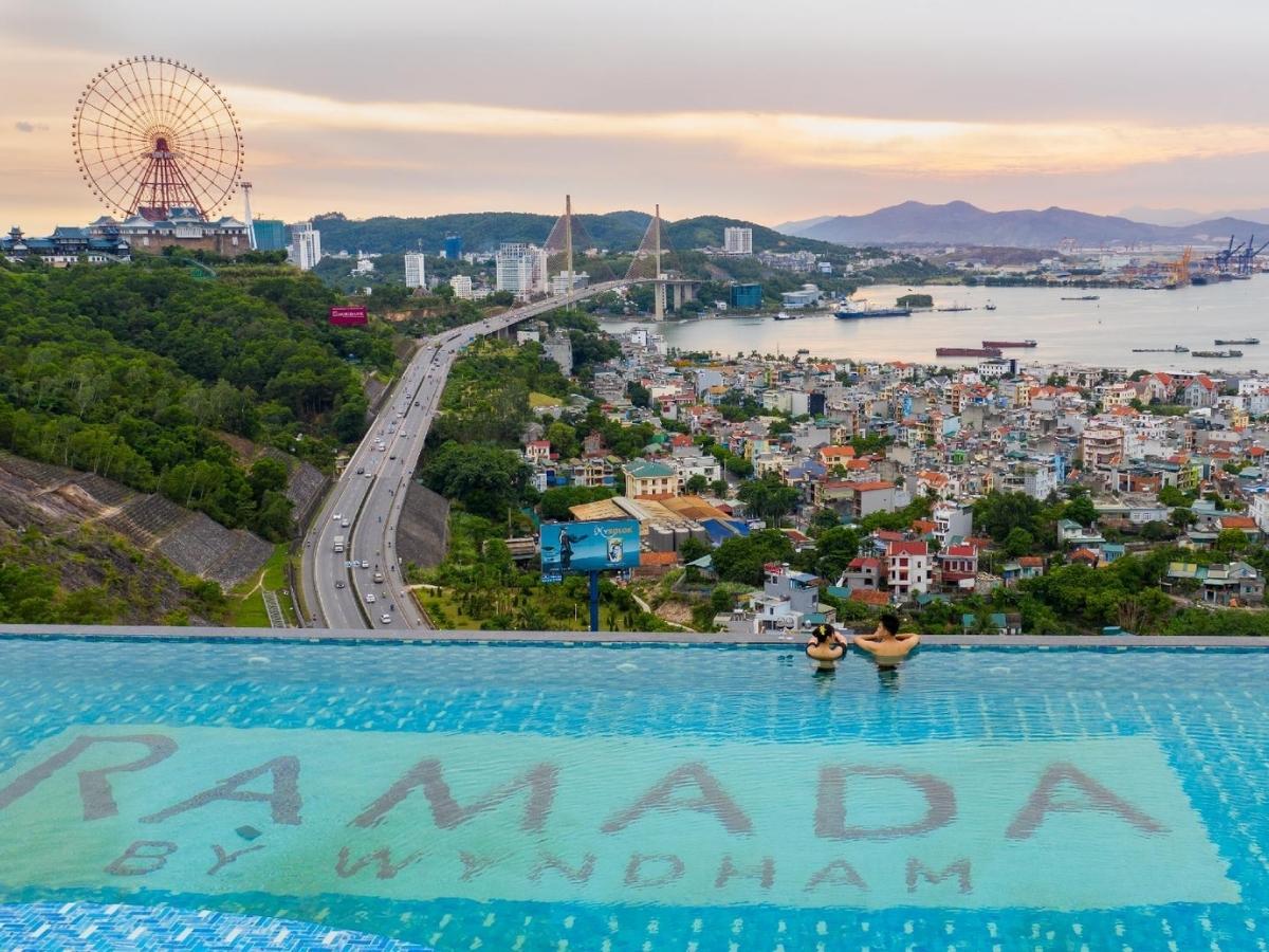 Bể bơi vô cực tầng 31 là điểm nhấn nổi bật của Ramada Hotel & Suites by Wyndham Halong Bay View