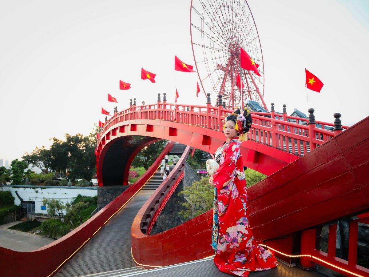 Sun World Ha Long là điểm đến hấp dẫn với công viên giải trí hiện đại cùng tầm nhìn ra vịnh.