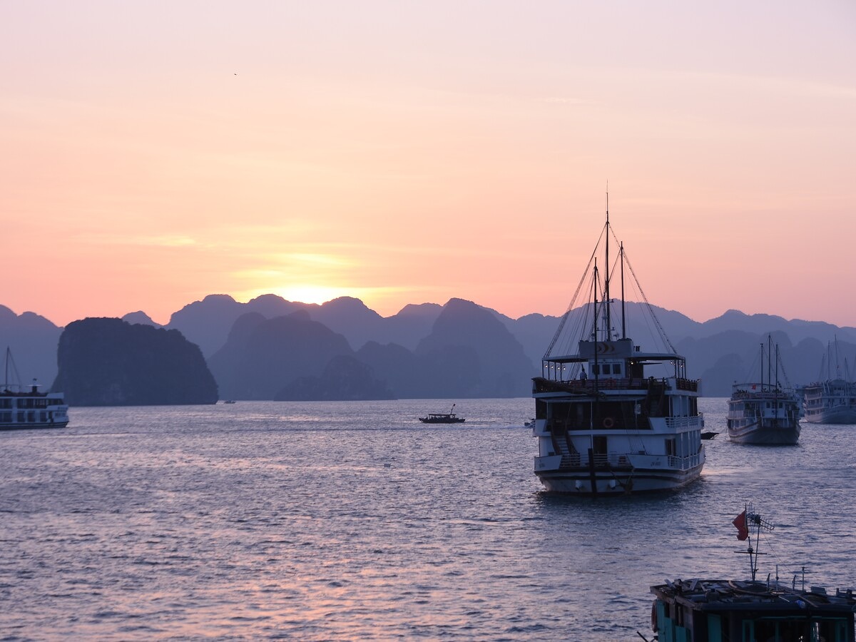 Du thuyền đưa du khách từ các cảng tàu đến gần hơn với cảnh quan vịnh Hạ Long. (Nguồn: Sưu tầm)
