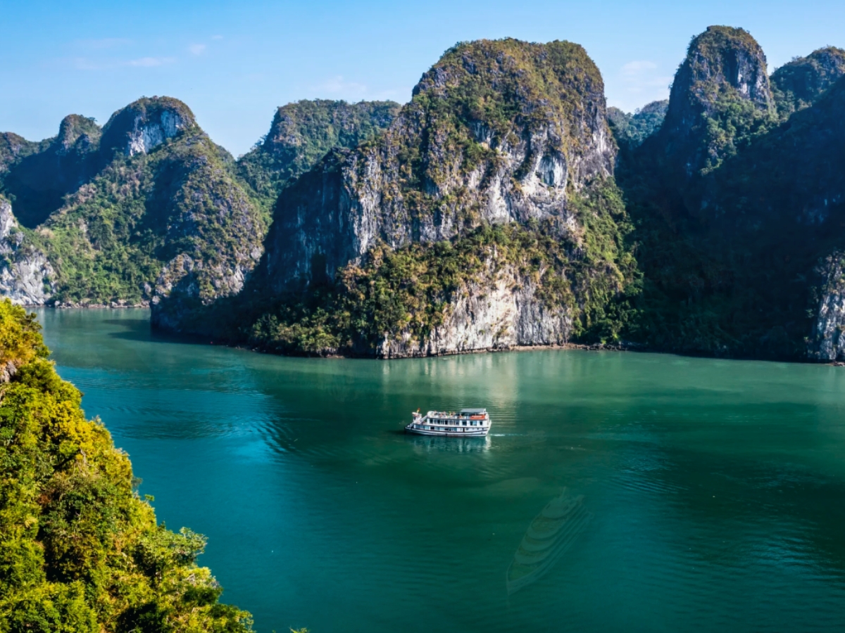 Vịnh Hạ Long nổi bật với cảnh sắc thiên nhiên kỳ vĩ cùng hàng nghìn đảo đá vôi độc đáo. (Nguồn: Sưu tầm)