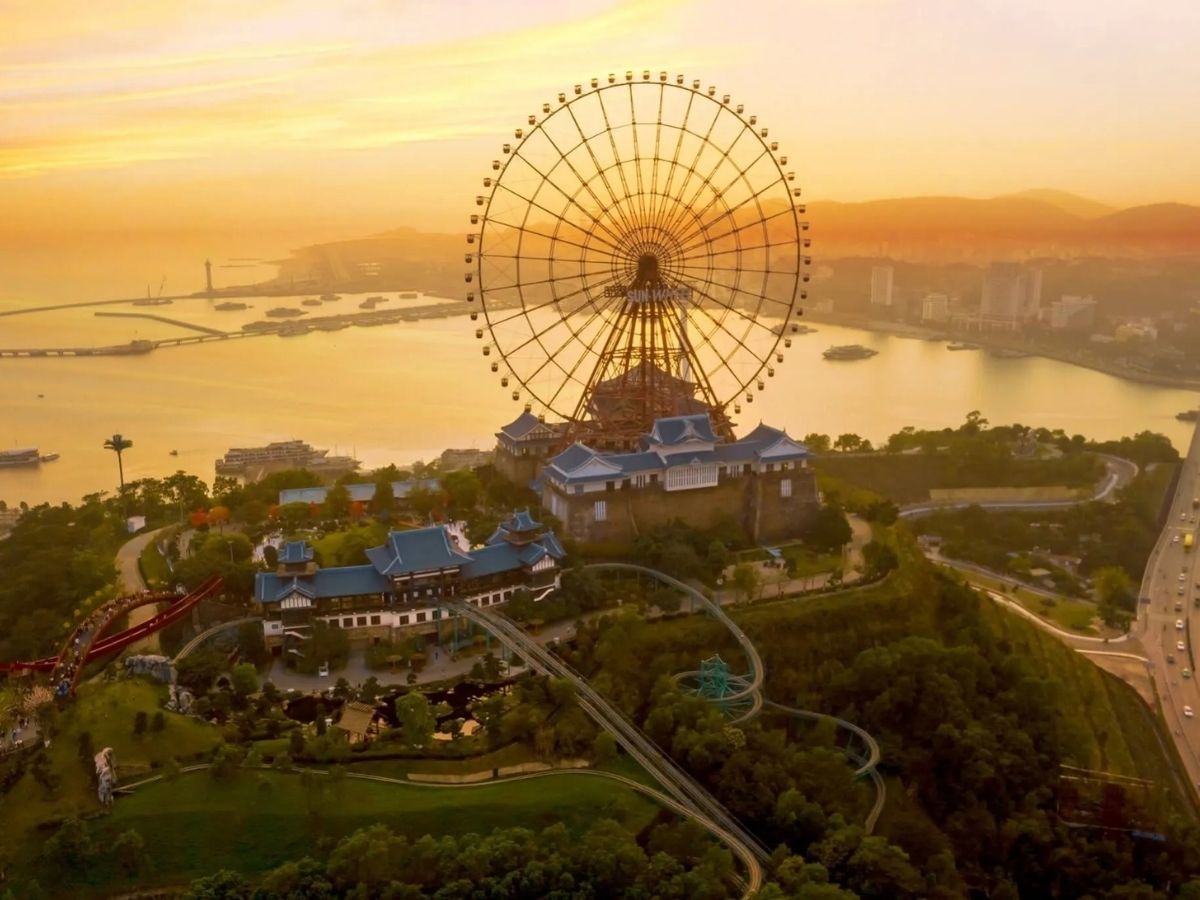 Bên cạnh các điểm tham quan, Đồi Mặt Trời ở Sun World Ha Long còn có nhiều khu vui chơi phù hợp cho gia đình và trẻ nhỏ.