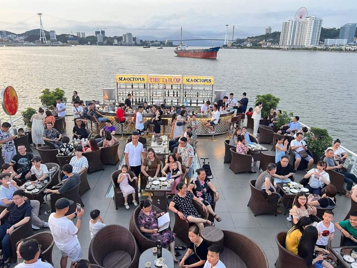 Sau hành trình khám phá Vịnh Hạ Long, bạn có thể tiếp tục trải nghiệm nhiều hoạt động hấp dẫn ngay tại trung tâm thành phố.