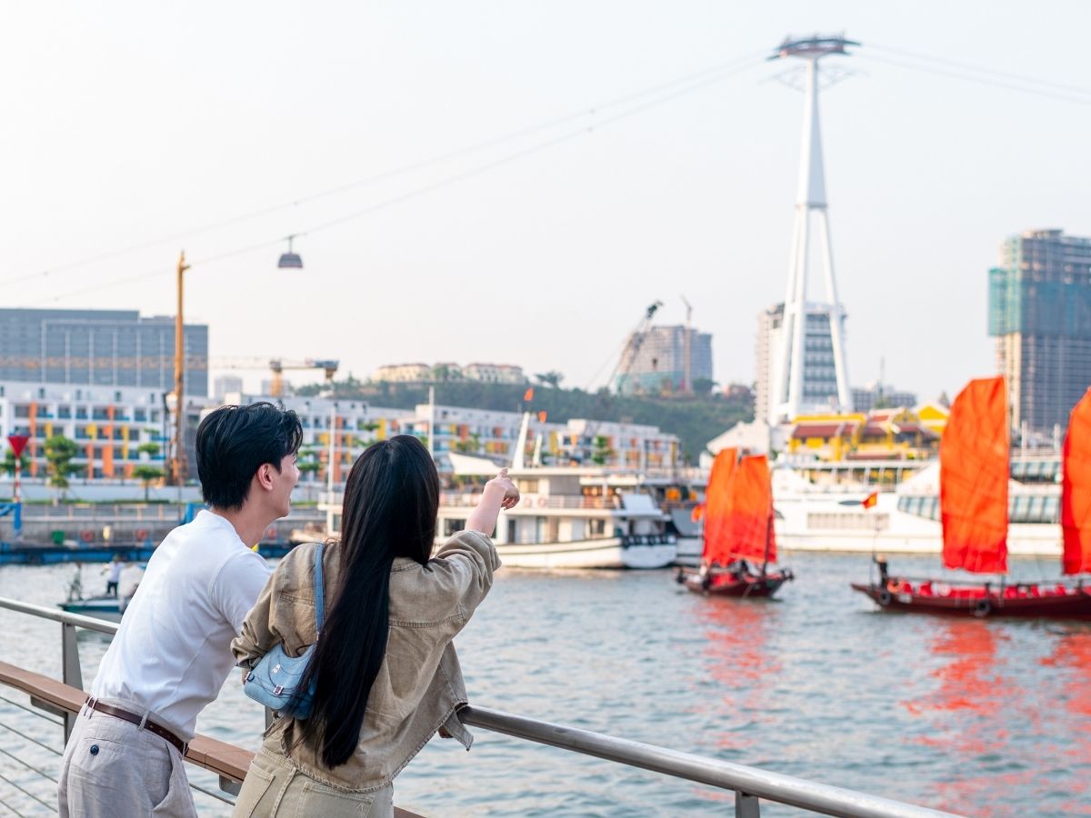 Ngày 3, trở về đất liền và ghé VUI-Fest Ha Long để dạo biển, khám phá khu phố ẩm thực, mua sắm quà lưu niệm tại gần 100 kiosk