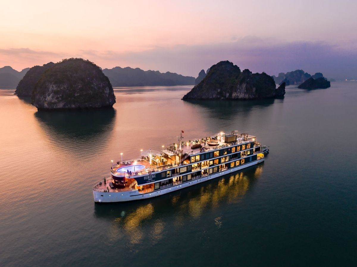 Một trong những điểm hấp dẫn nhất của kinh nghiệm đi du thuyền Hạ Long là cơ hội chiêm ngưỡng toàn cảnh Di sản thiên nhiên thế giới.