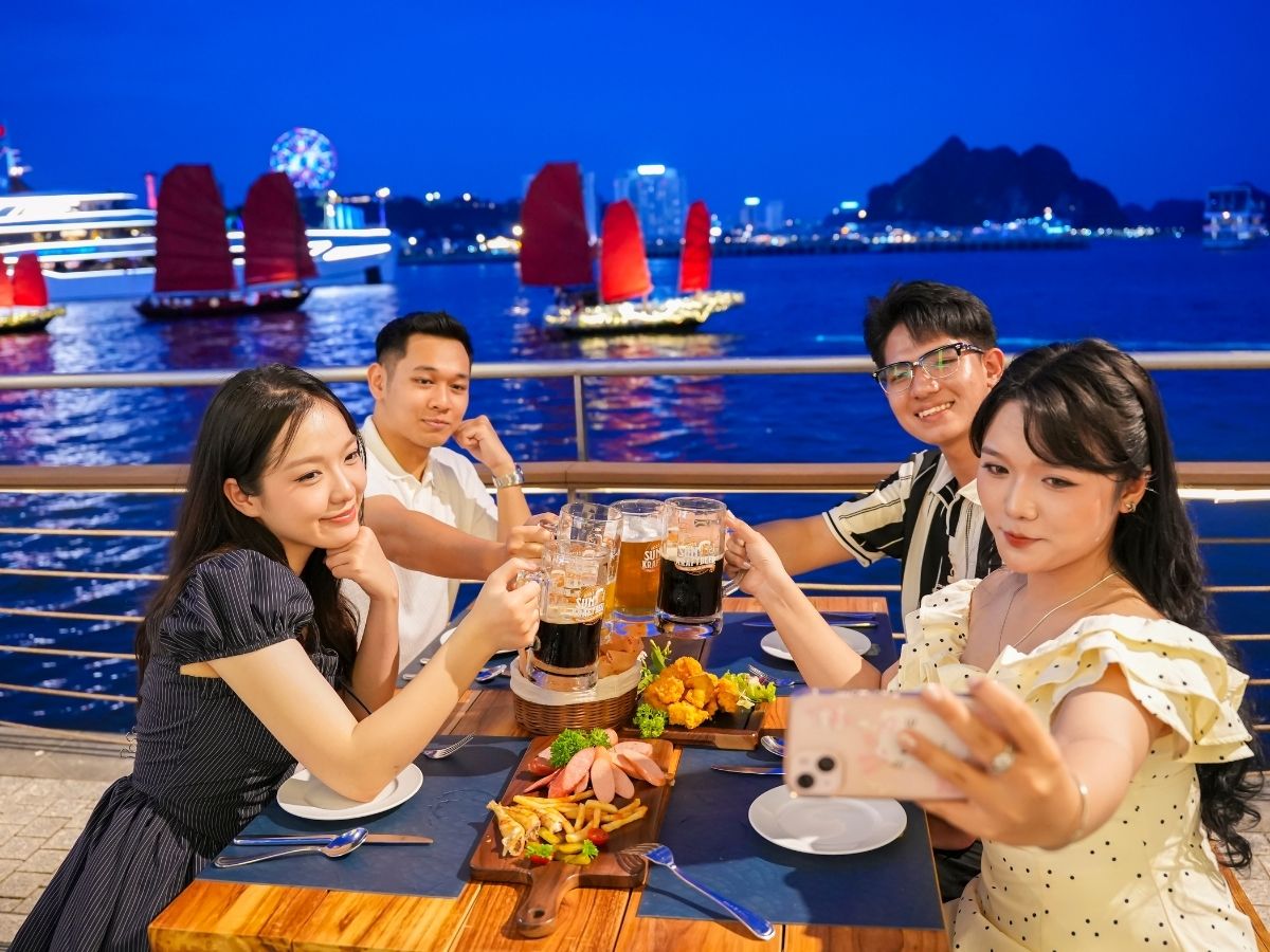 Đừng quên thưởng thức bữa tối tại Nhà hàng bia Sun Bavaria với thực đơn hải sản Quảng Ninh, các món Á – Âu cùng bia thủ công Sun KraftBeer.