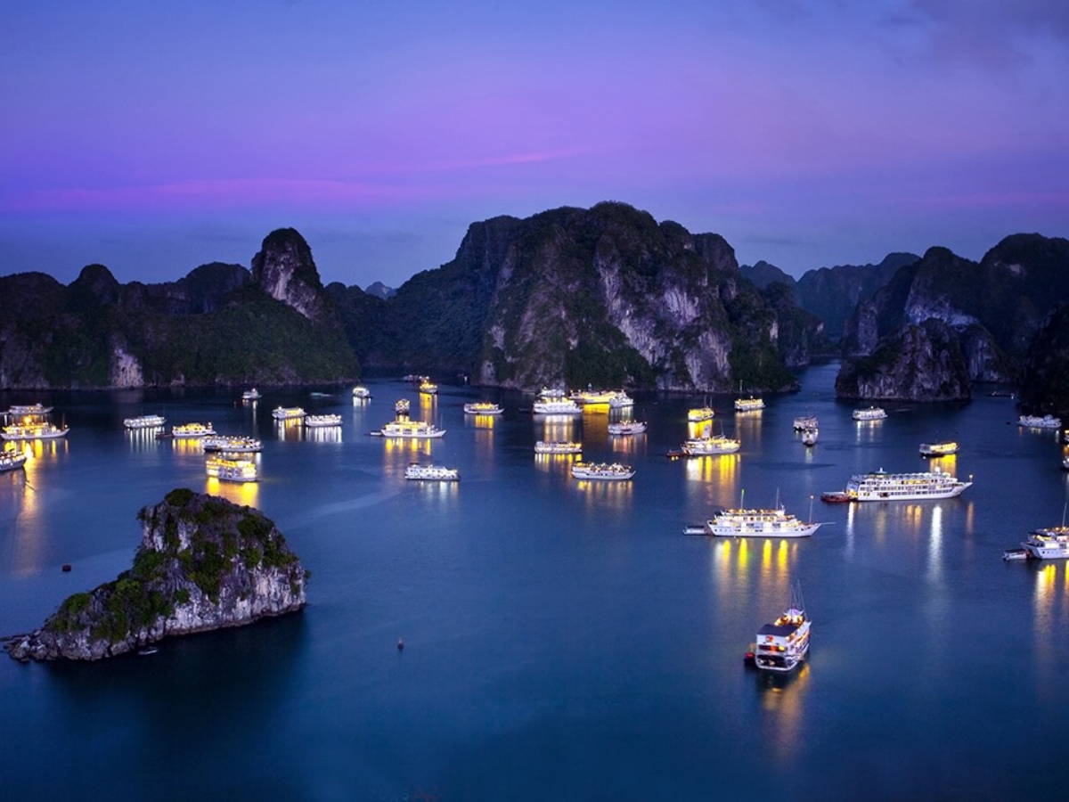 Hành trình du thuyền buổi tối mang đến góc nhìn mới mẻ về vẻ đẹp Vịnh Hạ Long. (Nguồn: Sưu tầm)