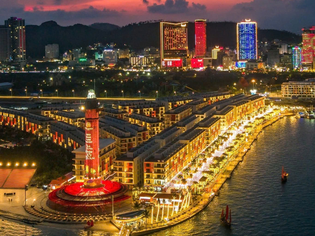 Thành phố biển Hạ Long khoác lên vẻ đẹp ấn tượng khi lên đèn, thu hút du khách khám phá về đêm. (Nguồn: Sưu tầm)