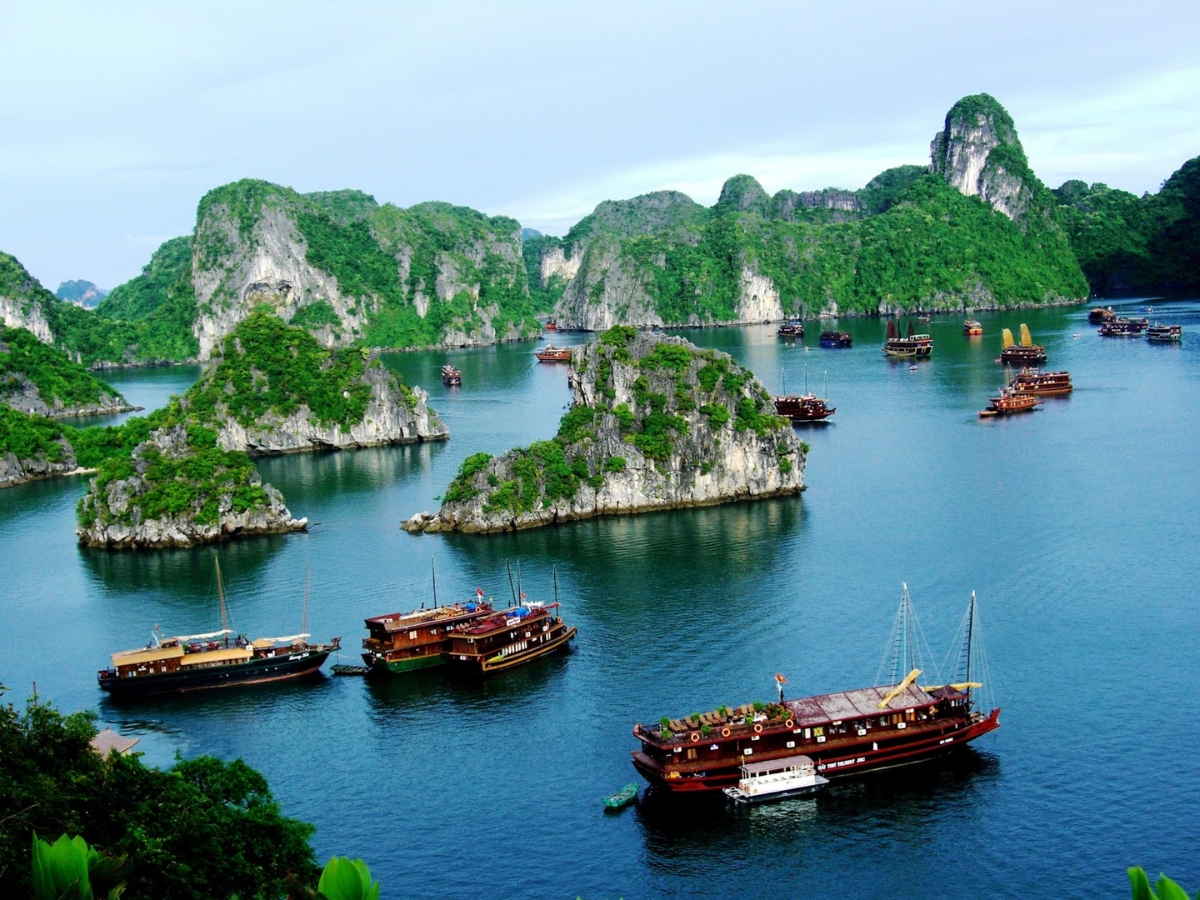 Không khí biển trong lành cùng thời tiết nắng đẹp mang đến hành trình khám phá Hạ Long trọn vẹn hơn. (Nguồn: Sưu tầm)