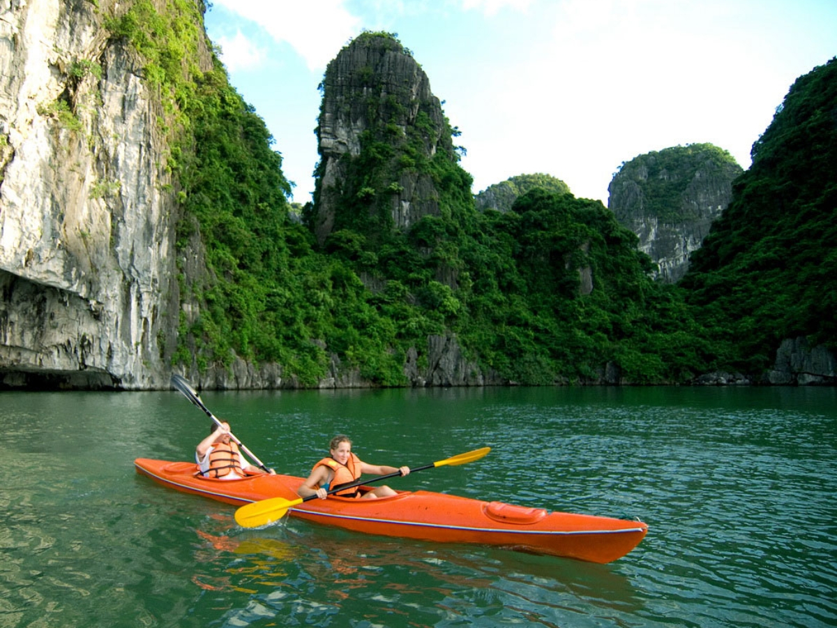 Du khách chèo kayak len qua những đảo đá, tận hưởng vẻ đẹp yên bình của Vịnh Hạ Long. (Nguồn: Sưu tầm)