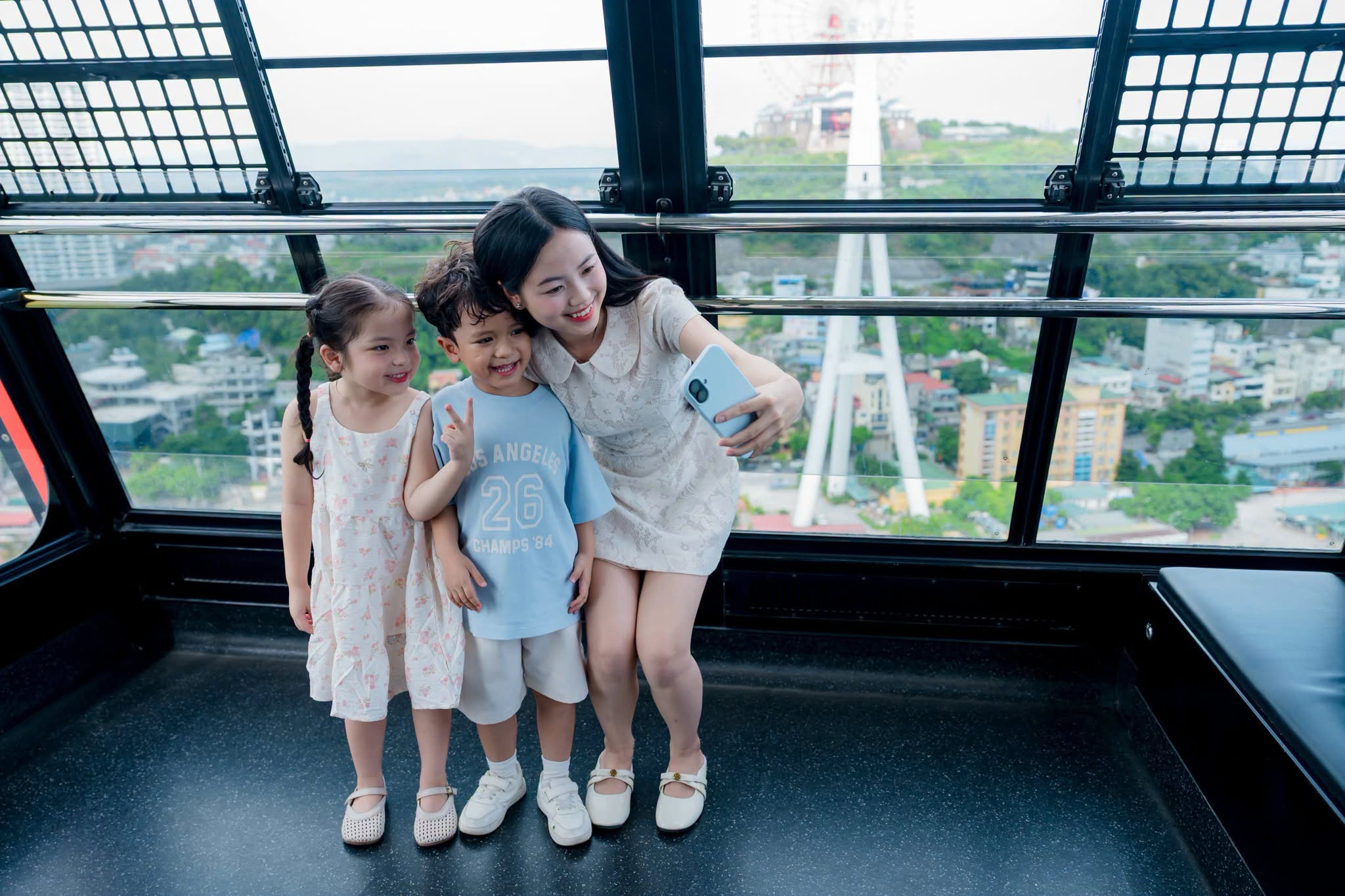 Từ Cáp treo Nữ Hoàng, du khách có thể thu trọn khung cảnh thành phố và vịnh biển trong tầm mắt. (Nguồn: Sưu tầm)