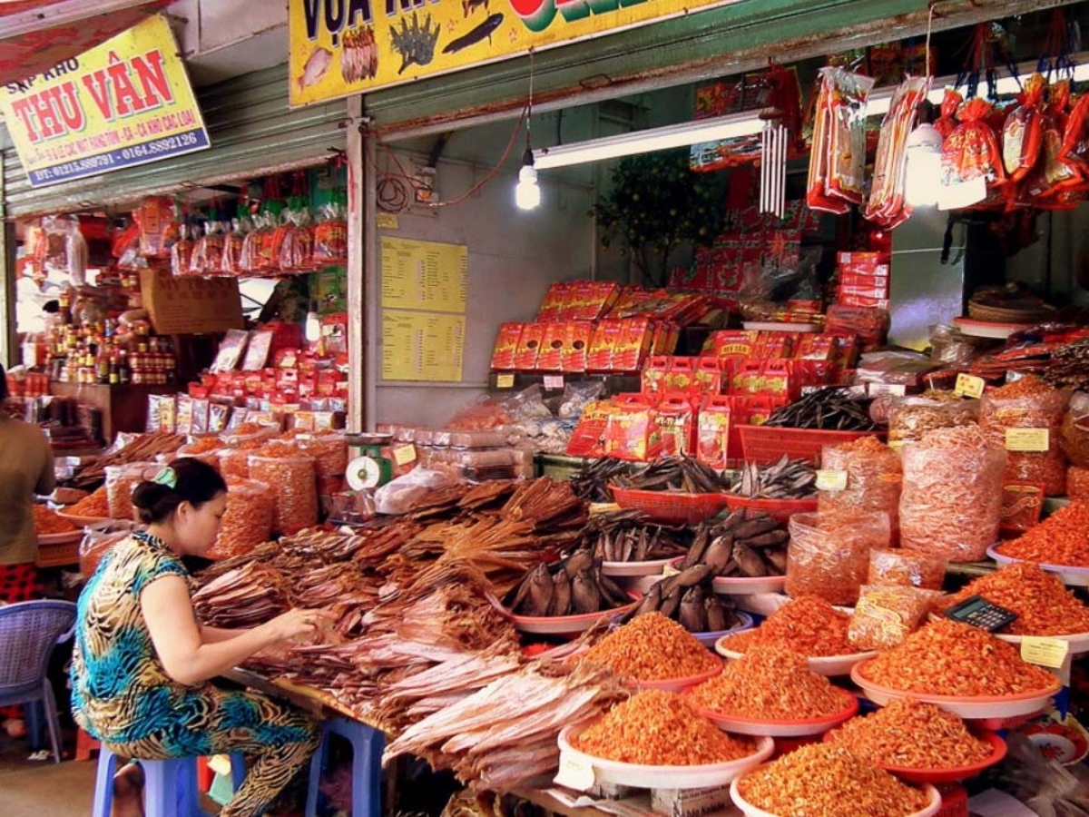 Du khách mua đặc sản Hạ Long làm quà để lưu giữ hương vị biển trong hành trình khám phá Quảng Ninh. (Nguồn: Sưu tầm)