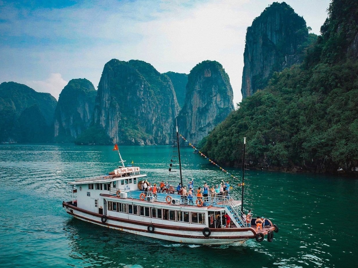 Hành trình du thuyền giúp du khách khám phá trọn vẹn vẻ đẹp của di sản thiên nhiên thế giới Vịnh Hạ Long. (Nguồn: Sưu tầm)
