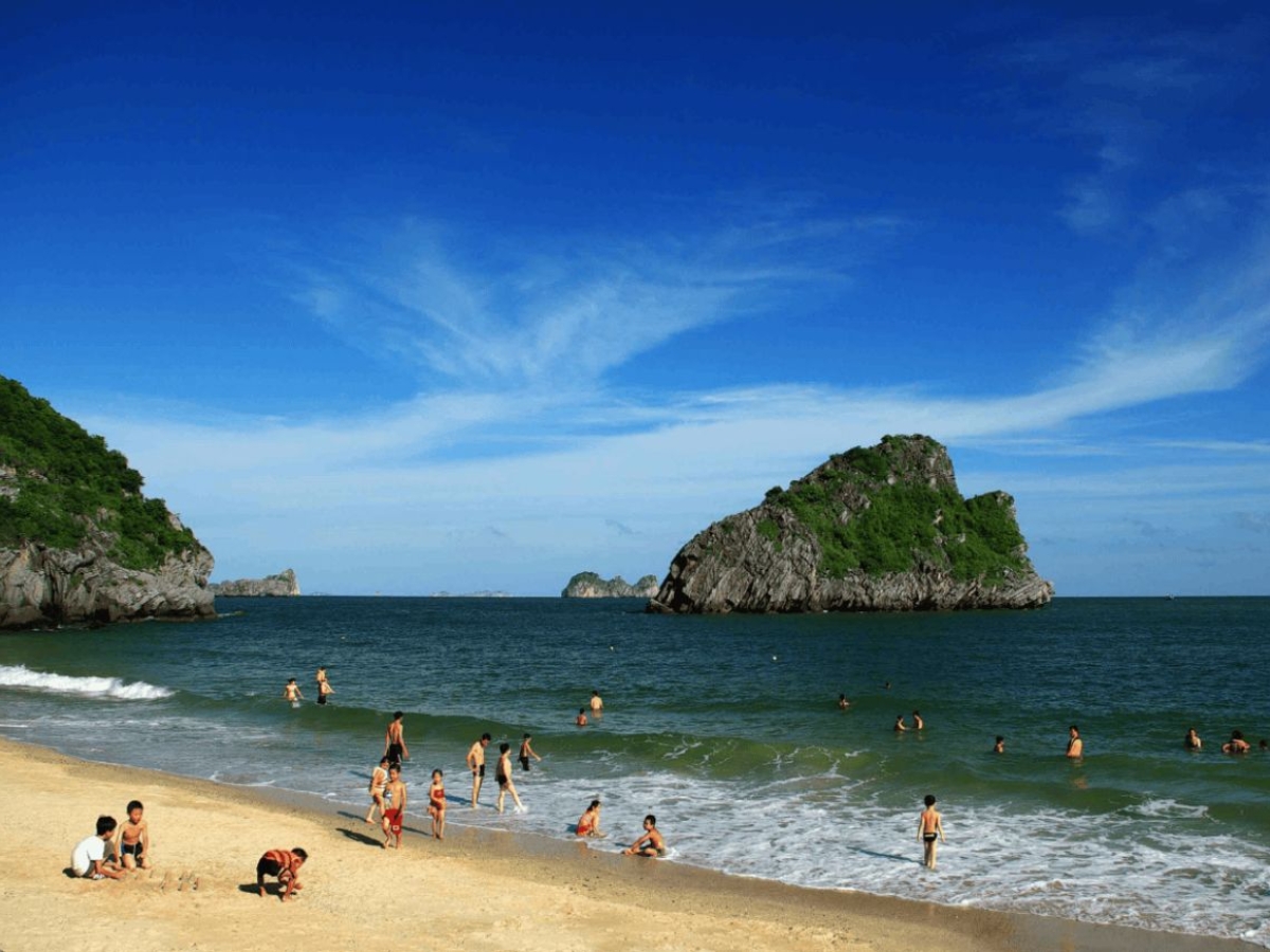 Bãi biển Cát Bà mang đến trải nghiệm thư giãn giữa khung cảnh biển xanh và núi đá hùng vĩ. (Nguồn: Sưu tầm)