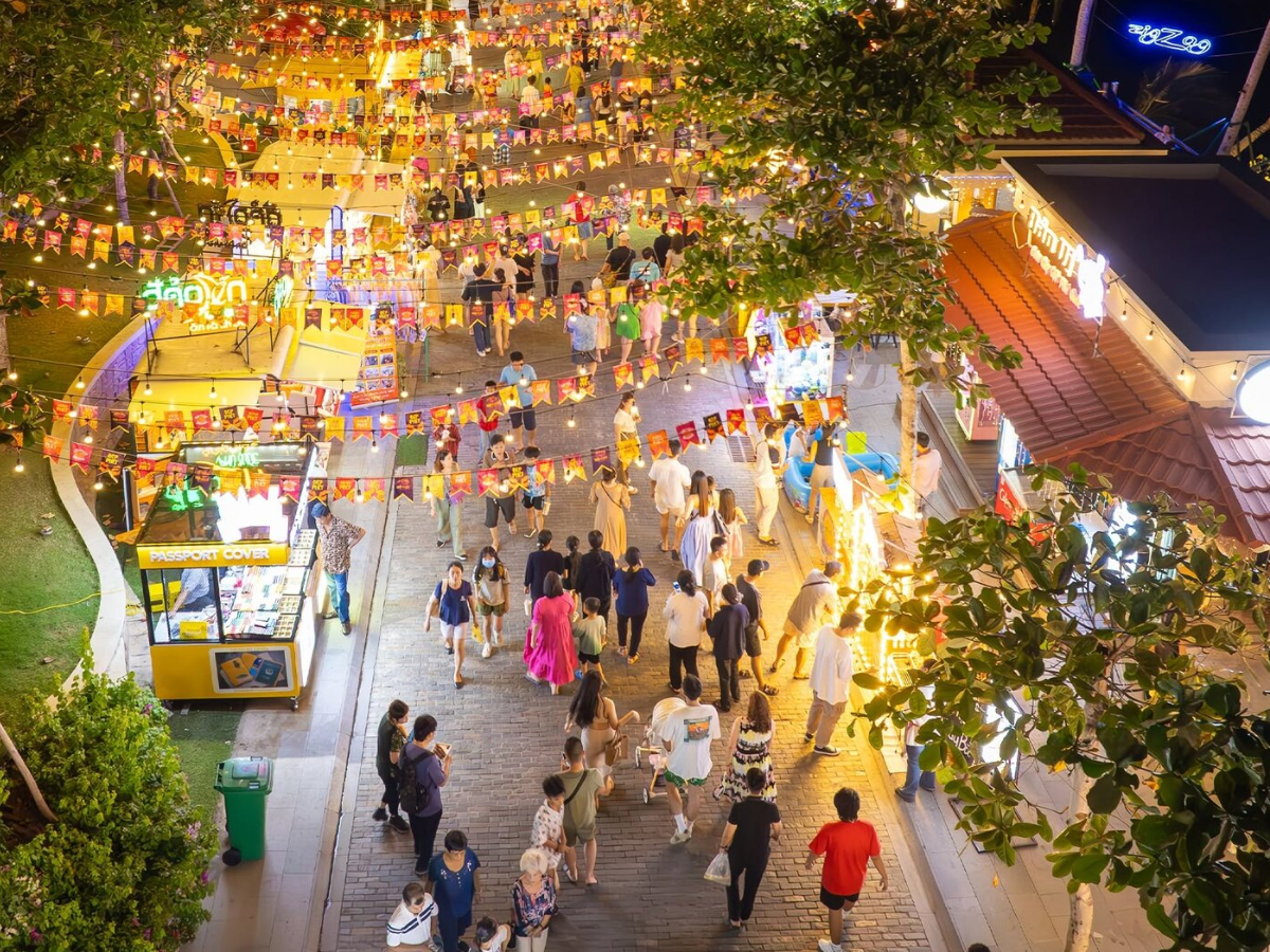 Du khách khám phá chợ đêm VUI-Fest Cát Bà với nhiều gian hàng hấp dẫn và không khí náo nhiệt về đêm. (Nguồn: Sưu tầm)