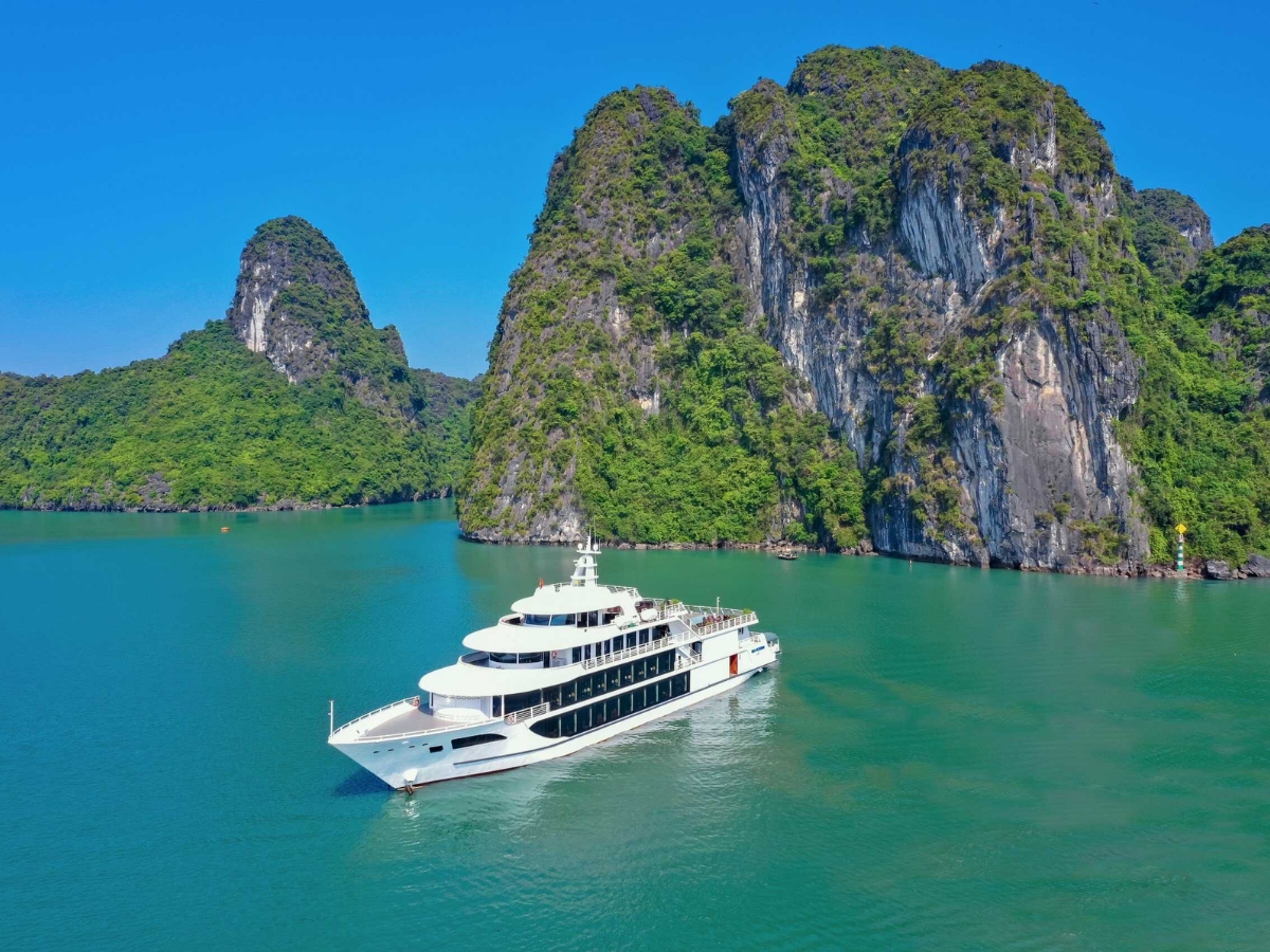 Hành trình du thuyền Hạ Long mang đến trải nghiệm ngắm cảnh, thư giãn và khám phá thiên nhiên biển đảo. (Nguồn: Sưu tầm)