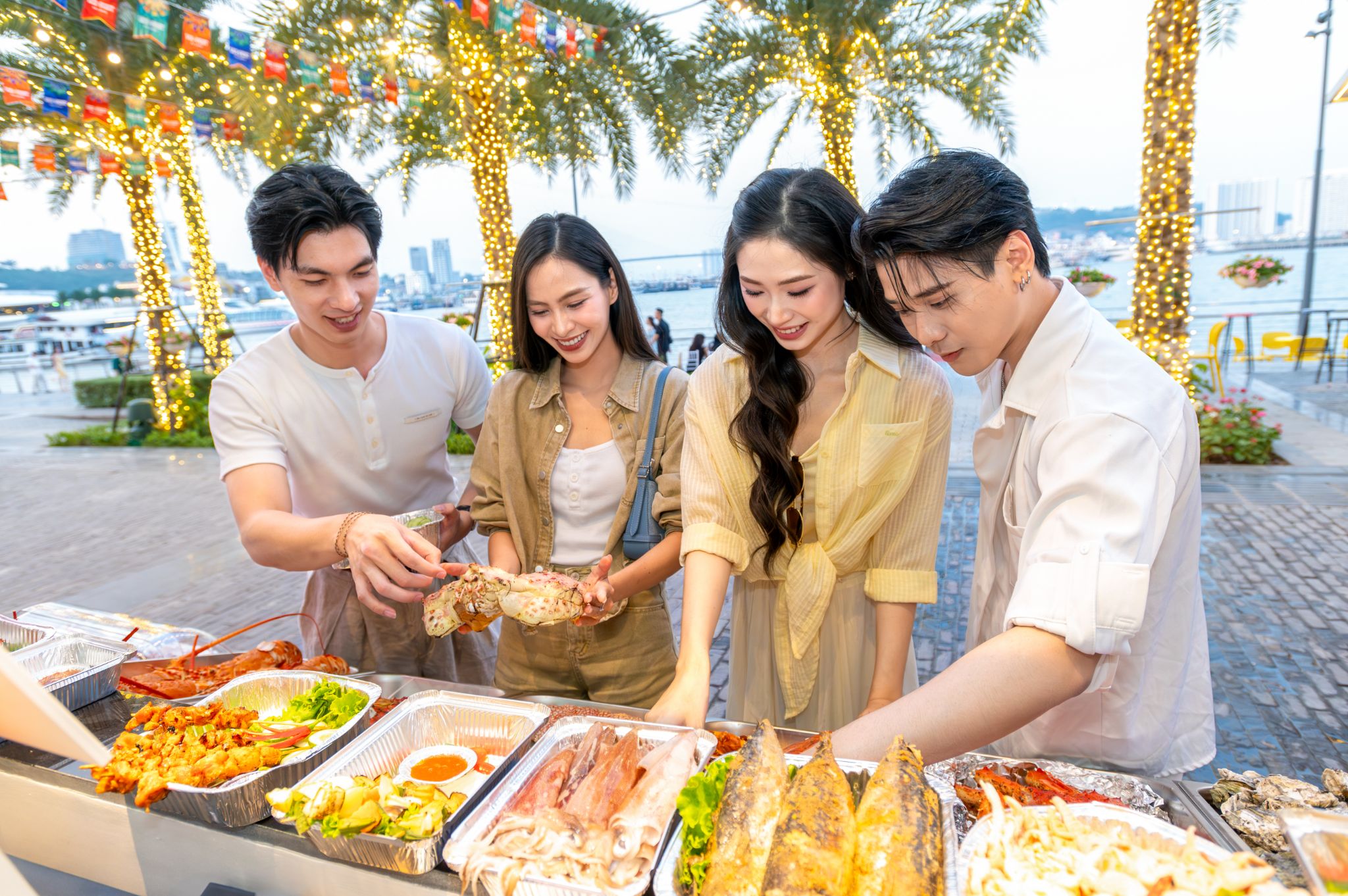 Chi phí ăn uống tại Hạ Long phụ thuộc vào nhu cầu trải nghiệm và lựa chọn địa điểm thưởng thức của du khách. (Nguồn: Sưu tầm)