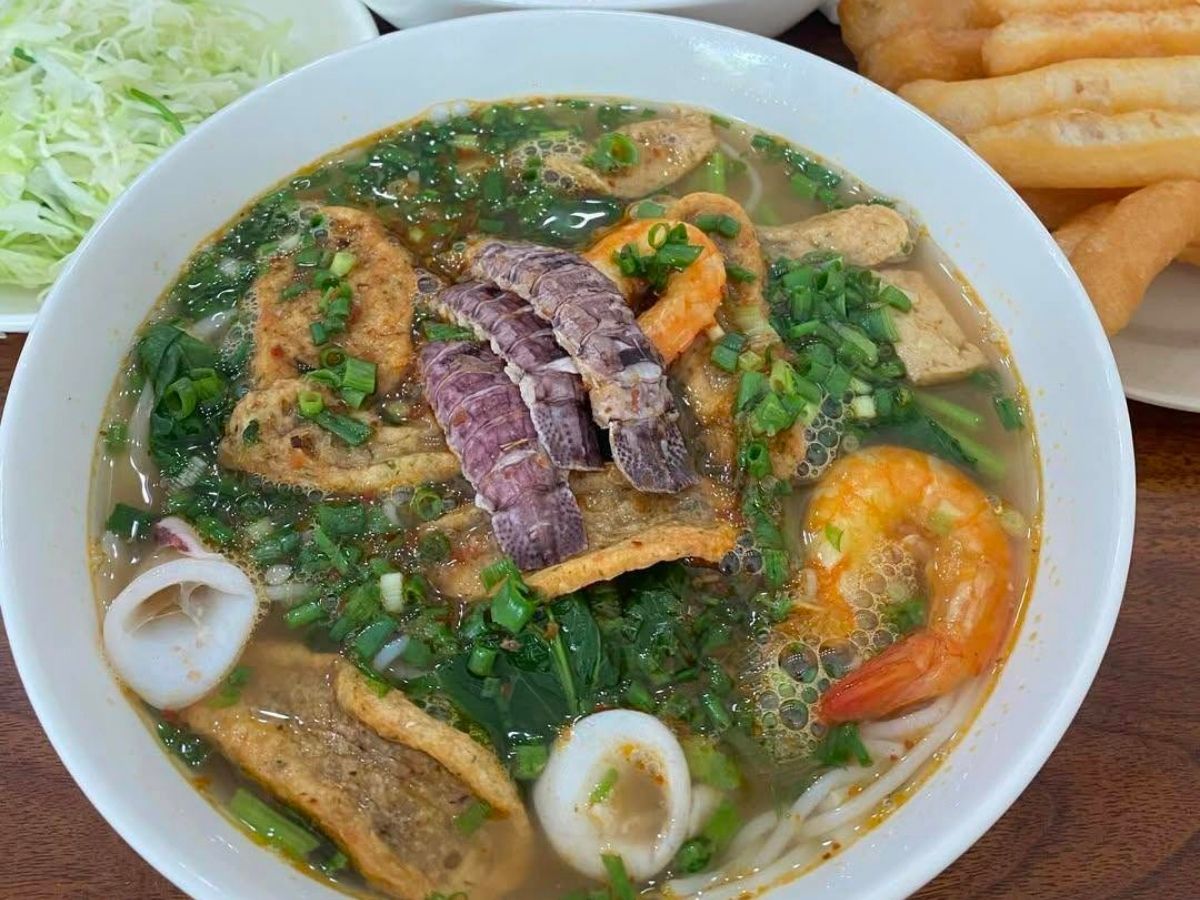 Du khách có thể cân đối chi phí ăn uống bằng cách xen kẽ món địa phương, món ăn nhanh và một bữa hải sản hoặc đặc sản nổi bật trong một ngày (Nguồn: Sưu tầm)