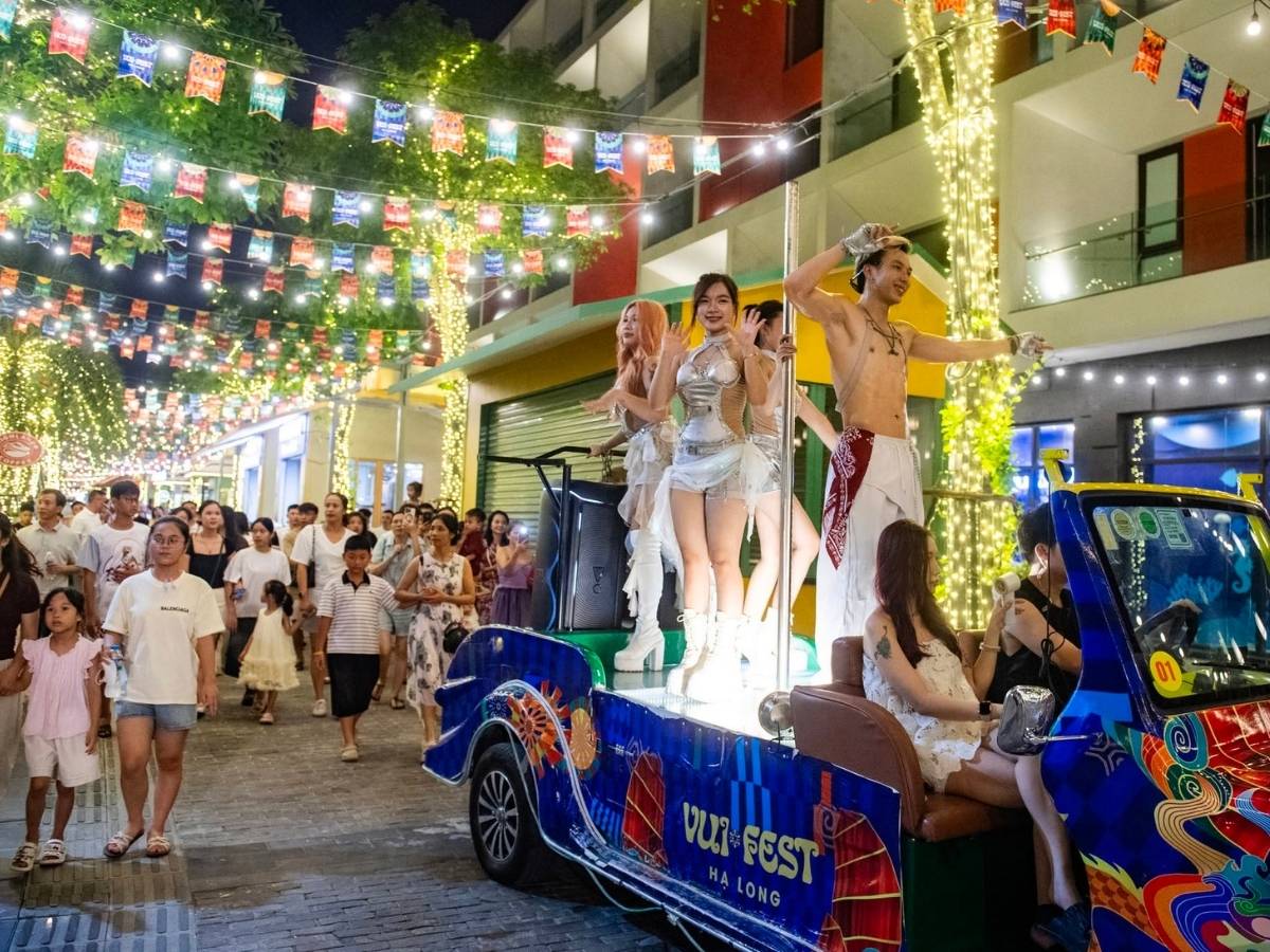 Buổi tối, du khách nên ghé VUI-Fest Ha Long và trải nghiệm ẩm thực, giải trí và xem pháo hoa tầm cao (Nguồn: Sưu tầm)