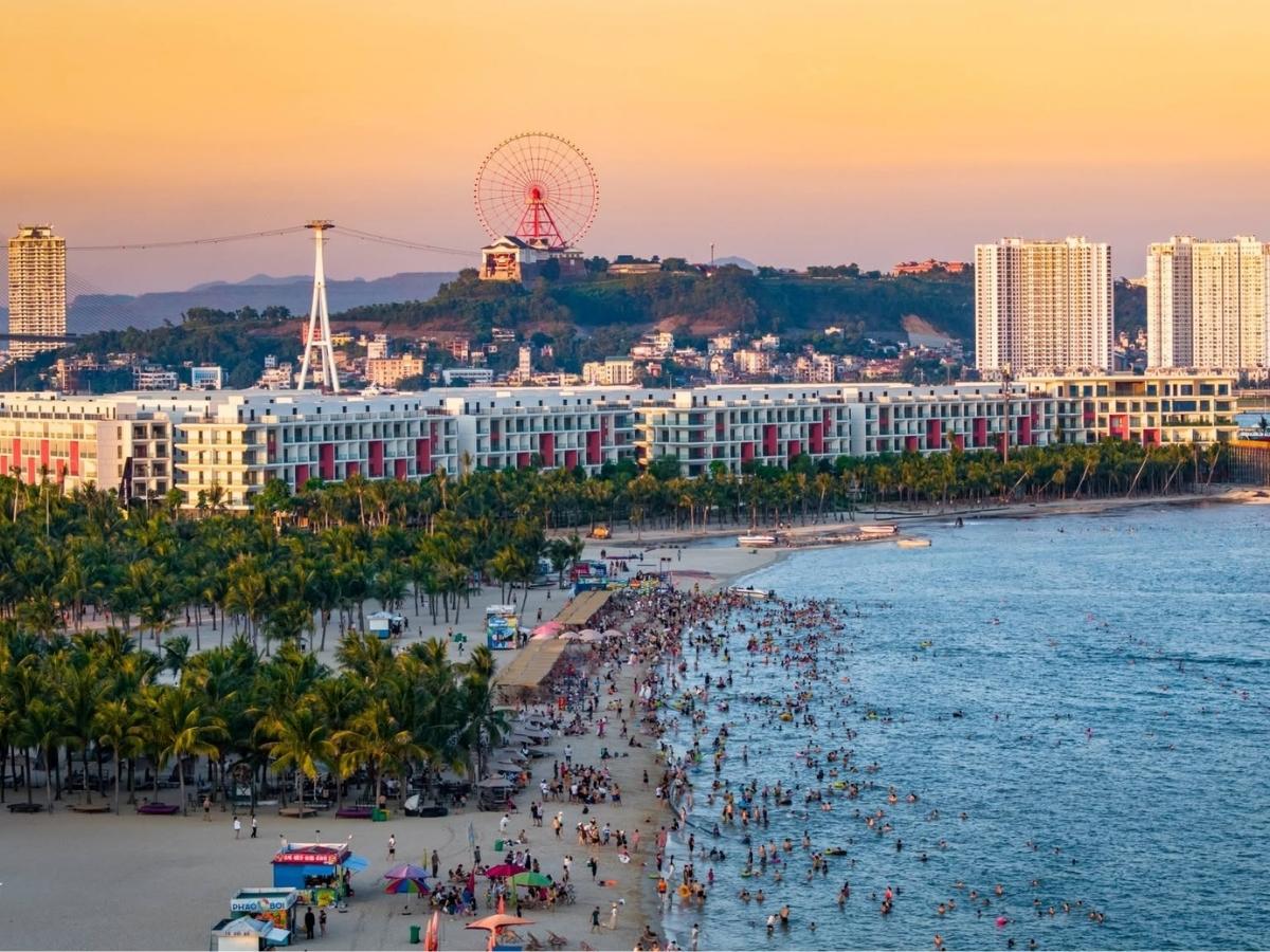 Từ trung tâm Hạ Long, du khách có thể đến Sun World Ha Long bằng taxi, xe công nghệ, ô tô cá nhân hoặc xe máy (Nguồn: Sưu tầm)