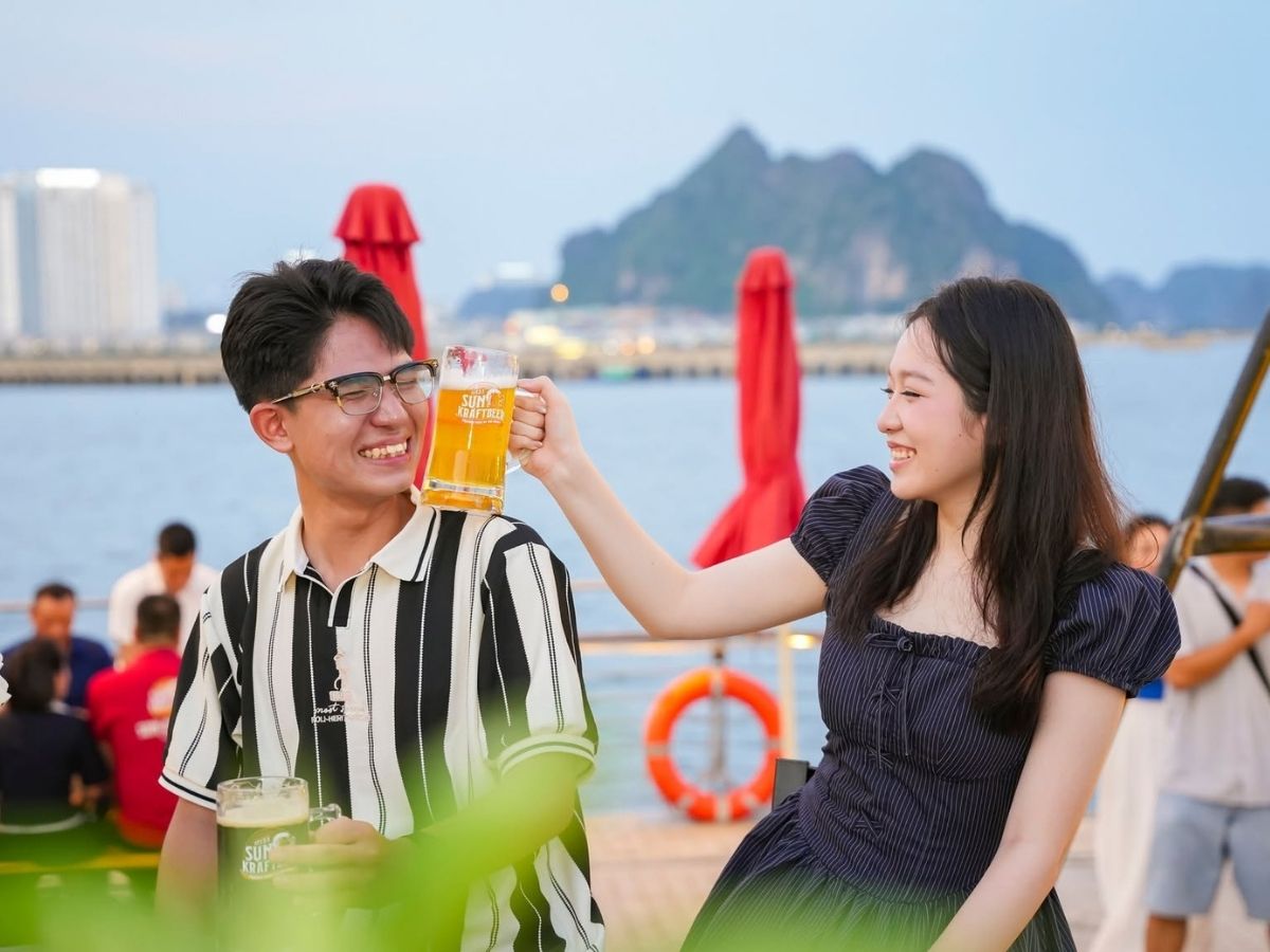 Cặp đôi có thể vừa dùng bữa, thưởng thức bia vừa cảm nhận không khí giải trí về đêm tại VUI-Fest Ha Long (Nguồn: Sưu tầm)